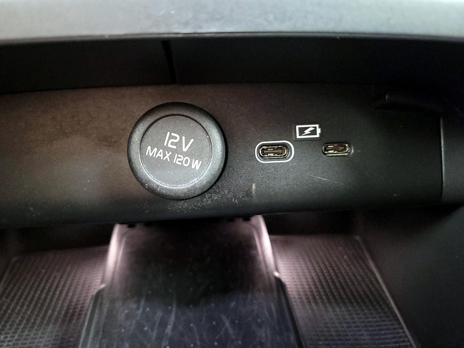 Thumbnail: 2022 Volvo XC40 - 18