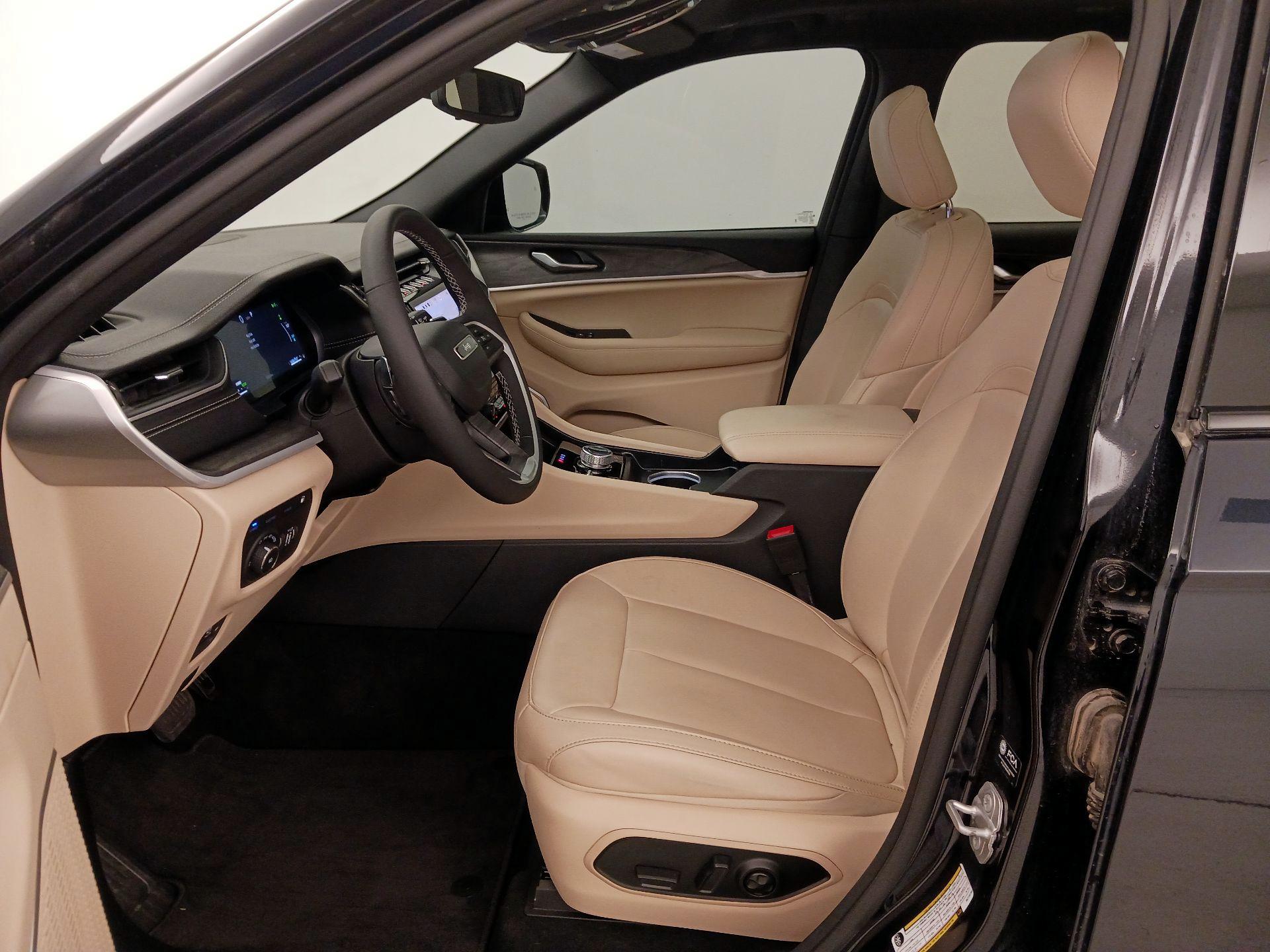 Thumbnail: 2024 Jeep Grand Cherokee - 11