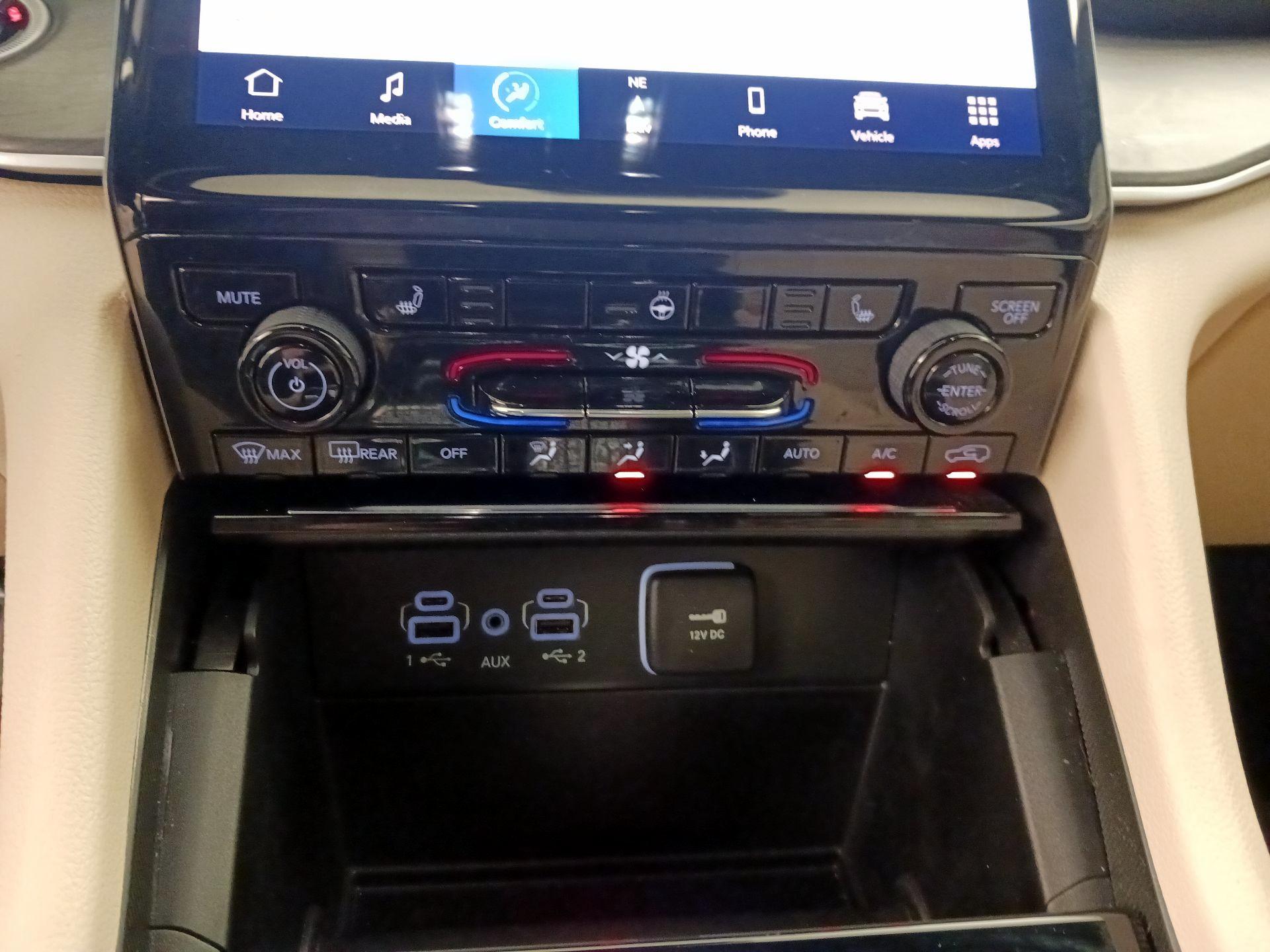 Thumbnail: 2024 Jeep Grand Cherokee - 17