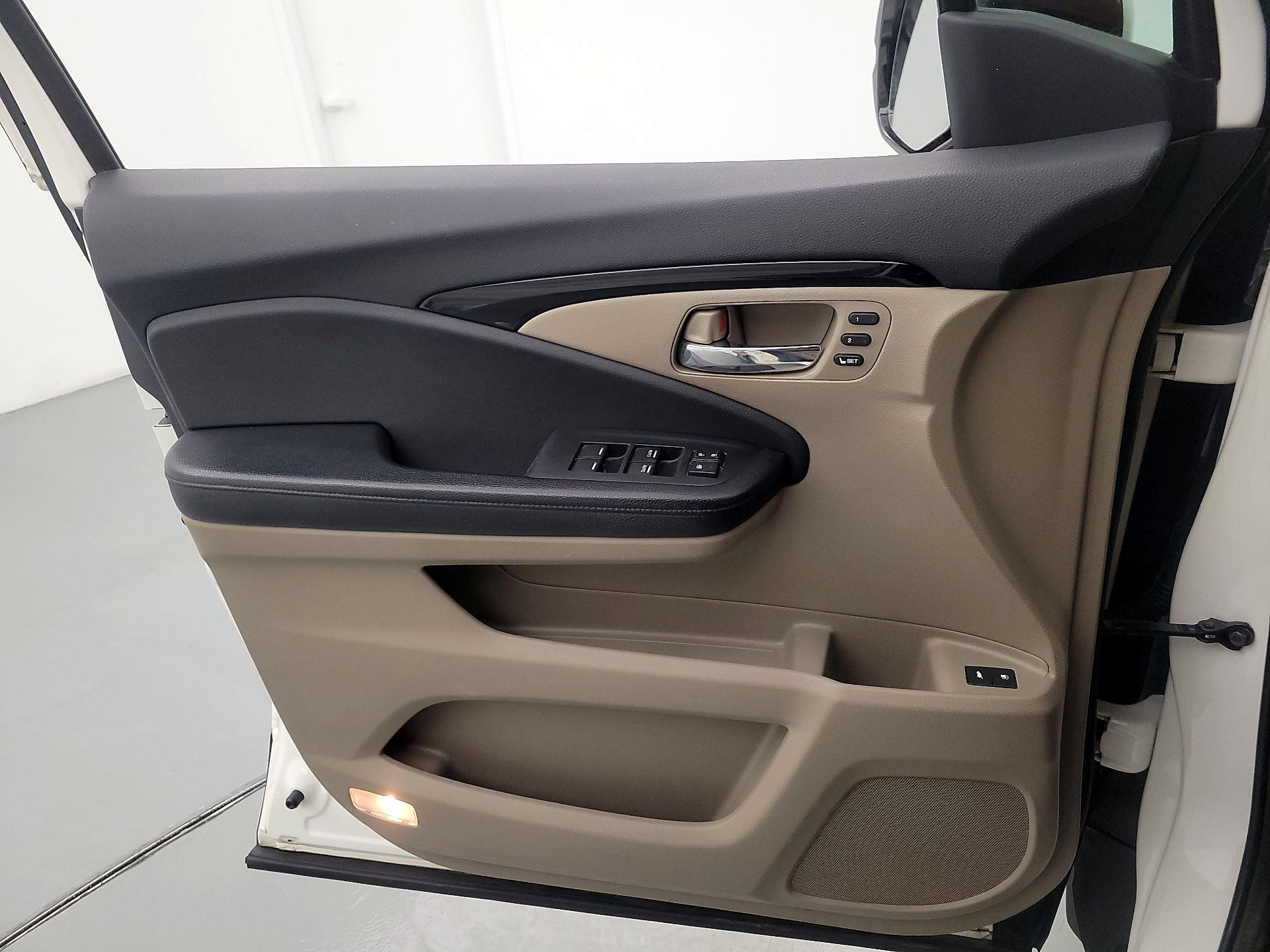 Thumbnail: 2017 Honda Pilot - 12
