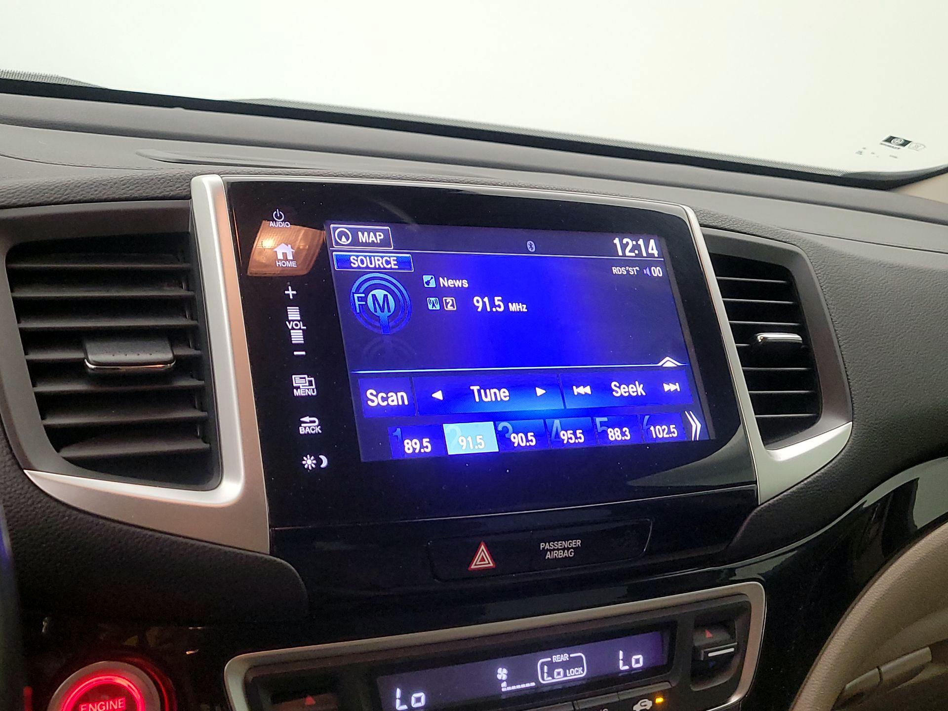 Thumbnail: 2017 Honda Pilot - 16