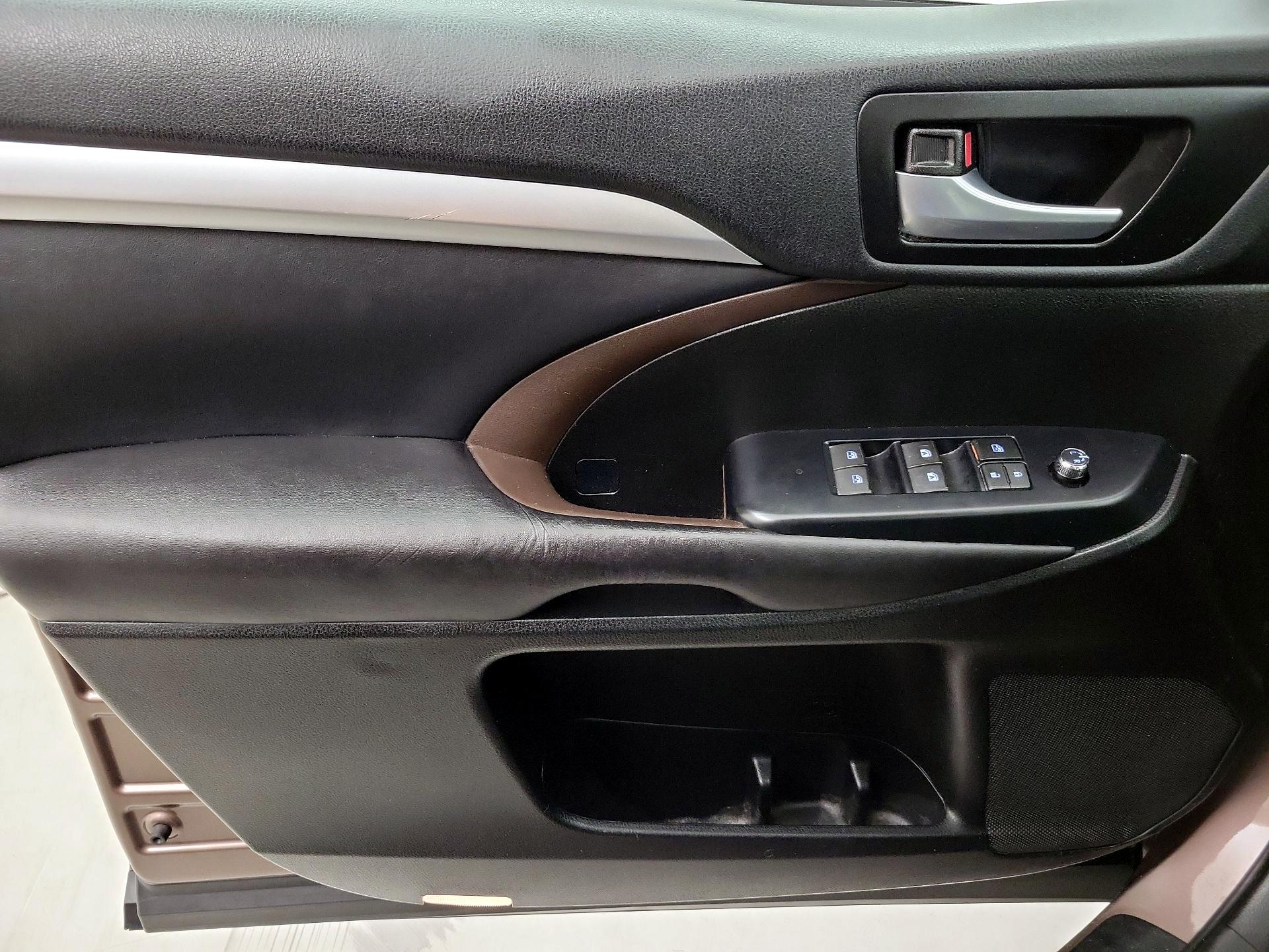 Thumbnail: 2017 Toyota Highlander - 12