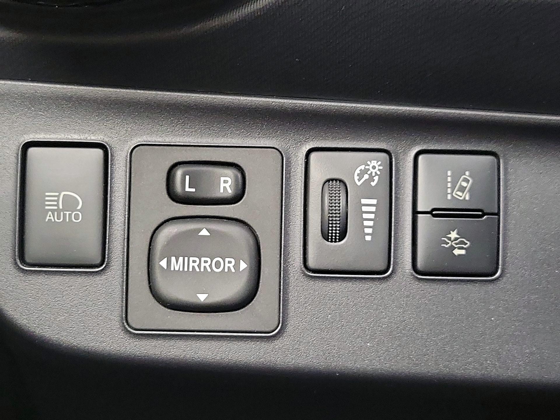 Thumbnail: 2018 Toyota Prius c - 13