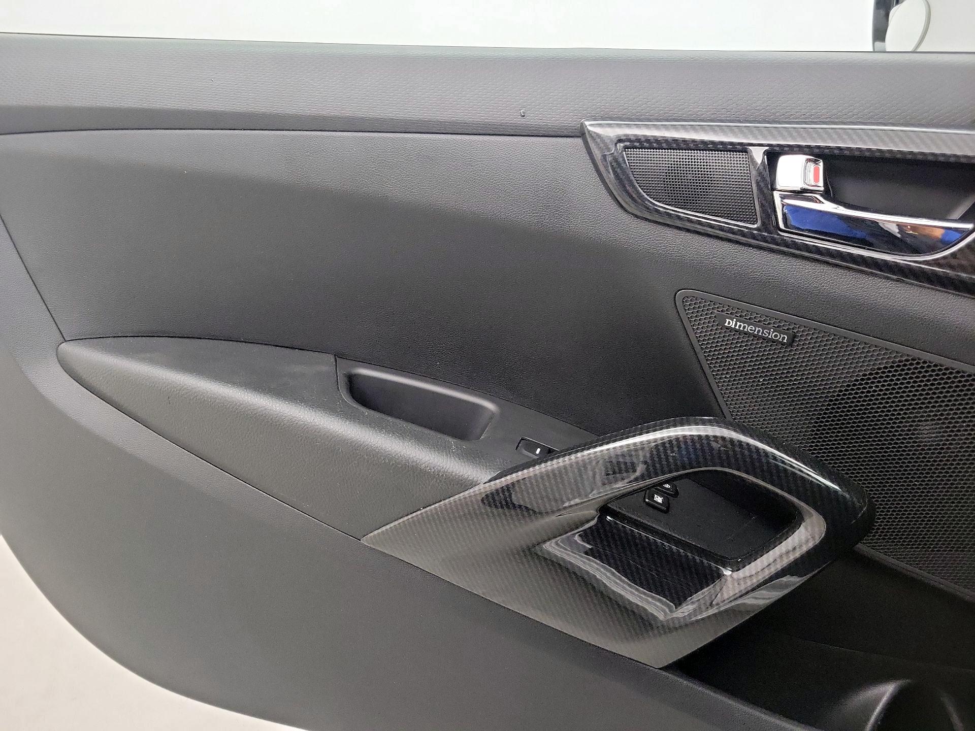 Thumbnail: 2017 Hyundai Veloster - 12