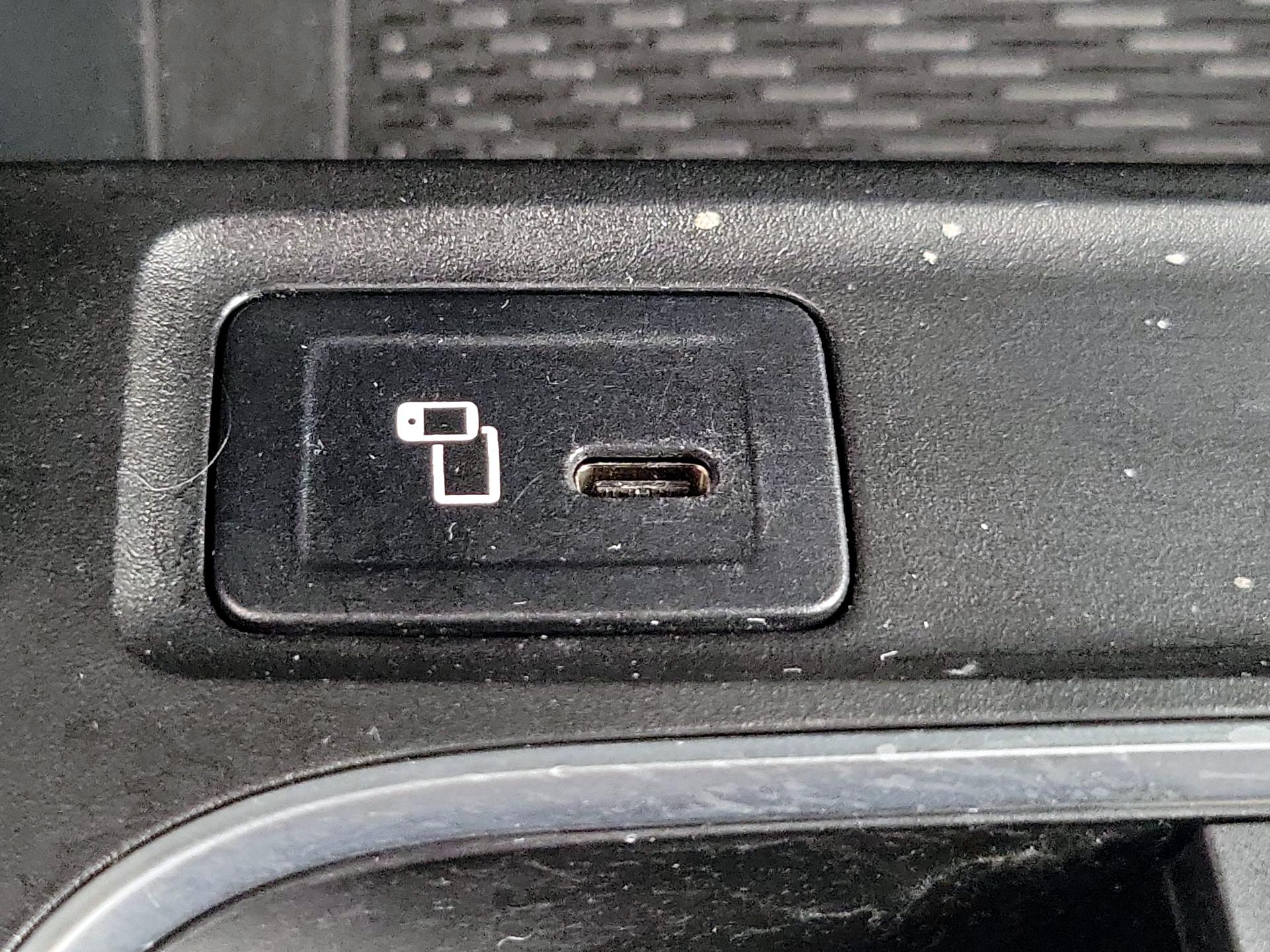 Thumbnail: 2023 Mercedes-Benz EQB - 19