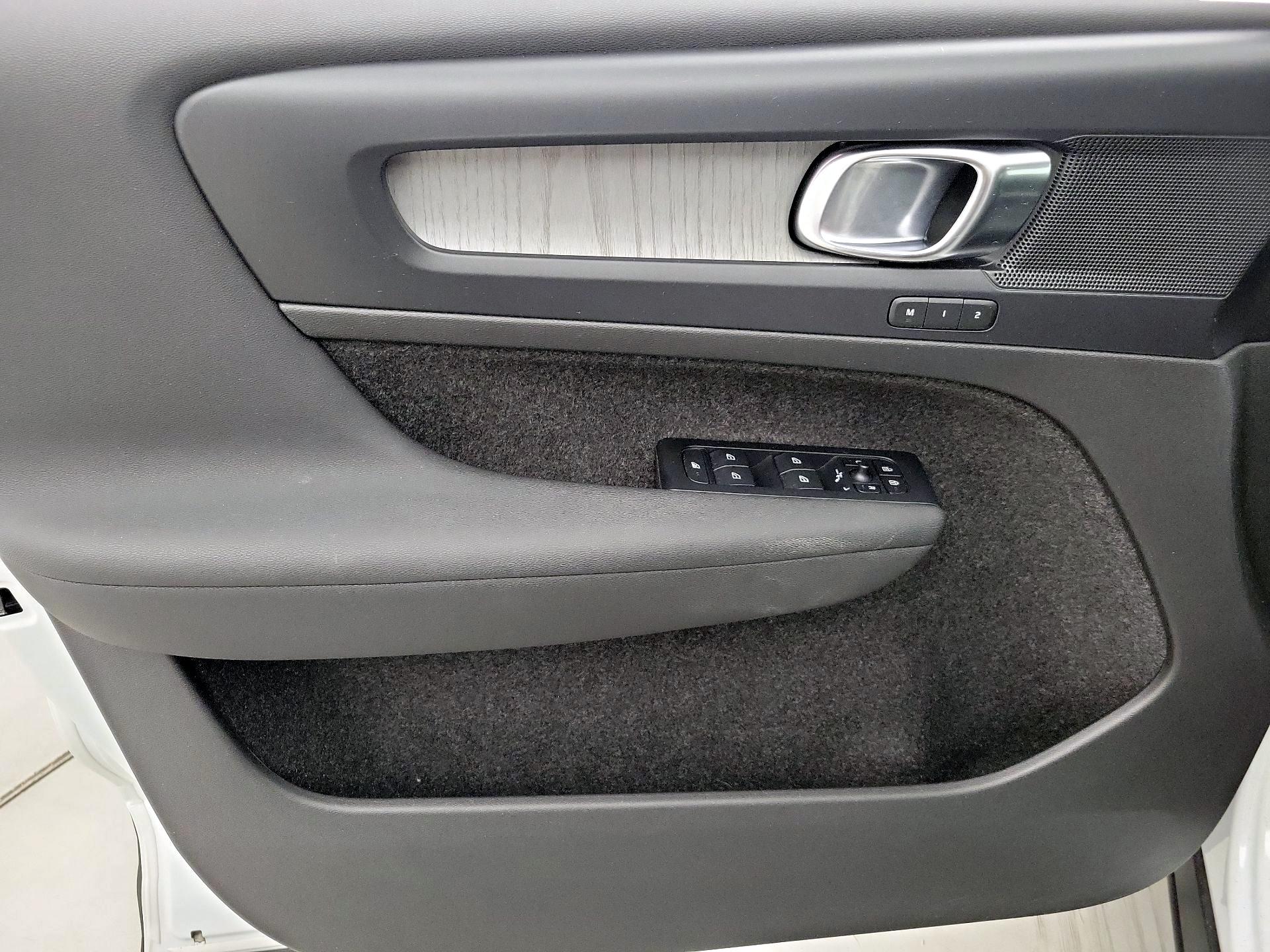 Thumbnail: 2023 Volvo XC40 - 12