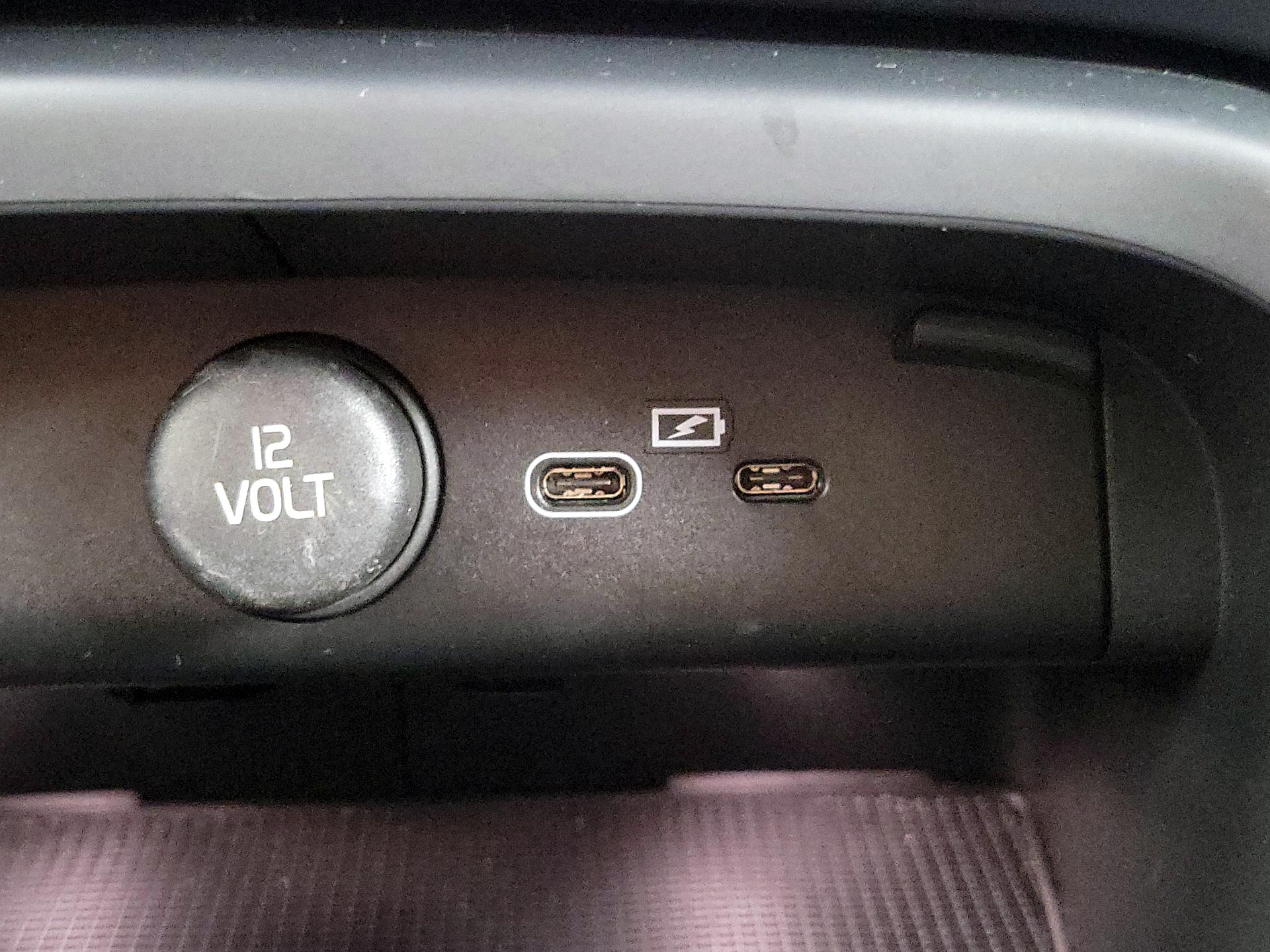 Thumbnail: 2023 Volvo XC40 - 18