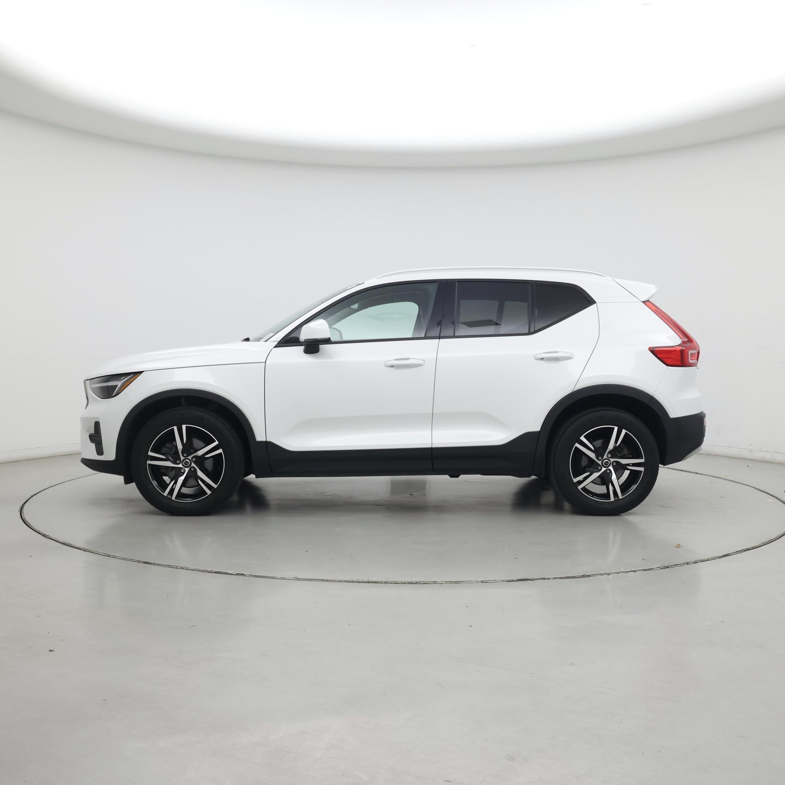 Thumbnail: 2023 Volvo XC40 - 3