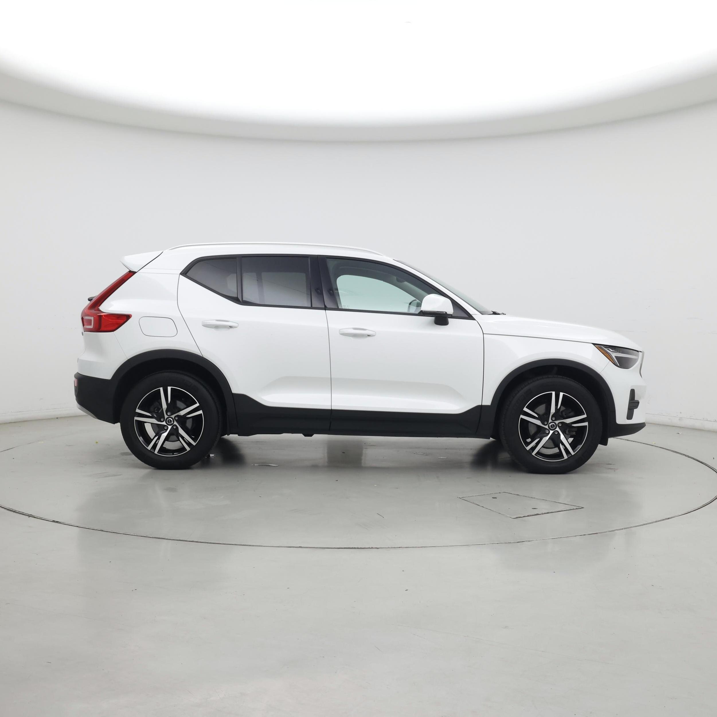 Thumbnail: 2023 Volvo XC40 - 7