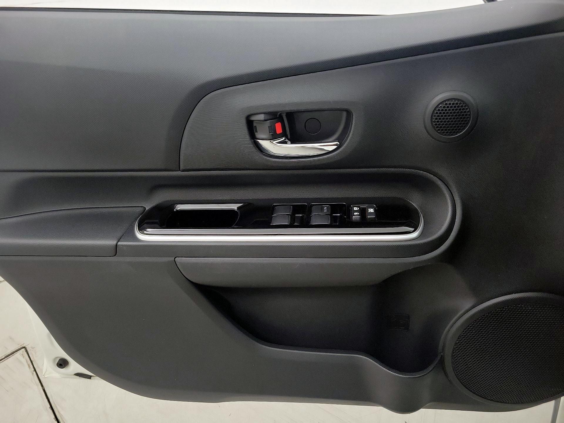 Thumbnail: 2018 Toyota Prius c - 12