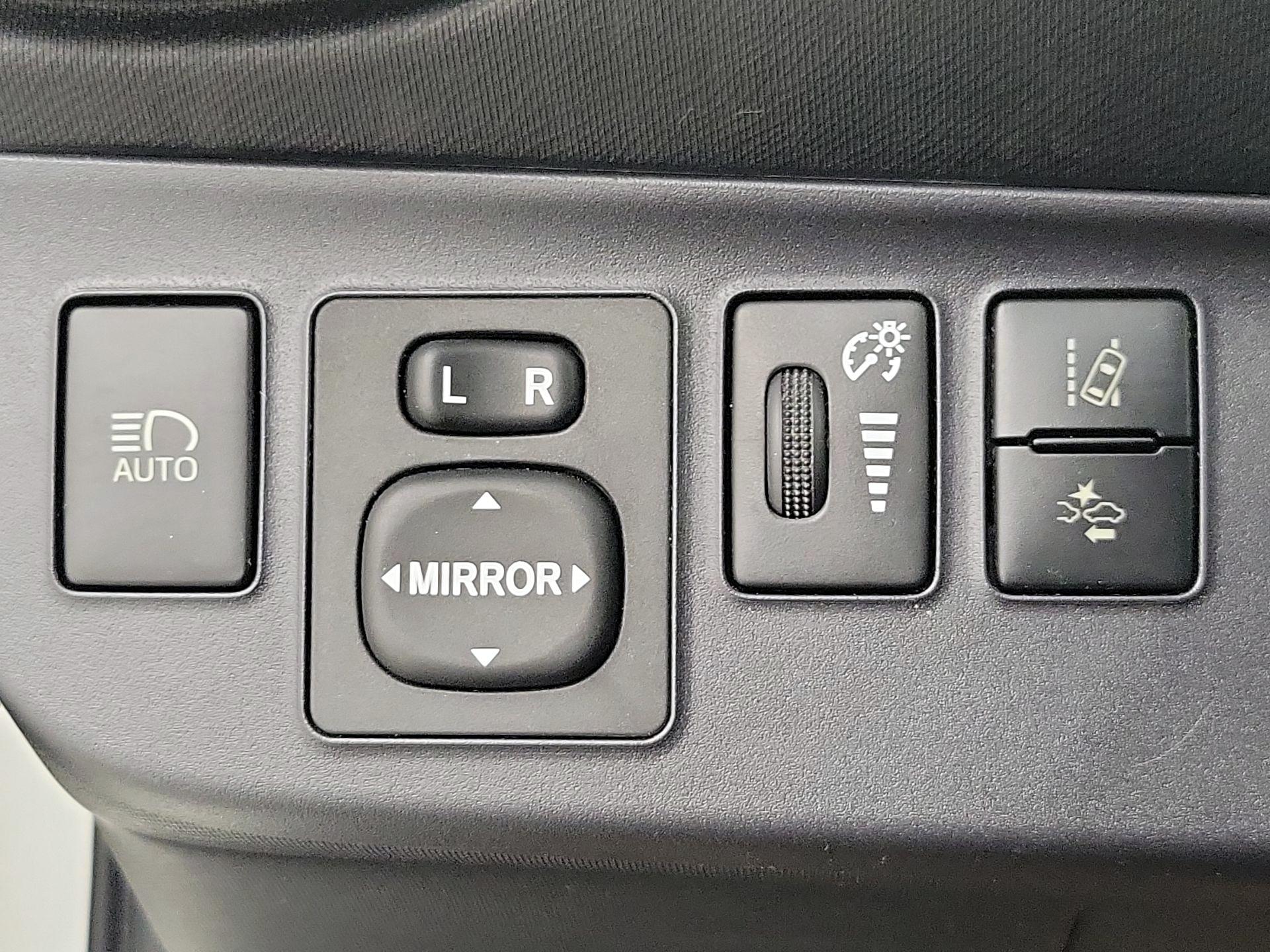 Thumbnail: 2018 Toyota Prius c - 13