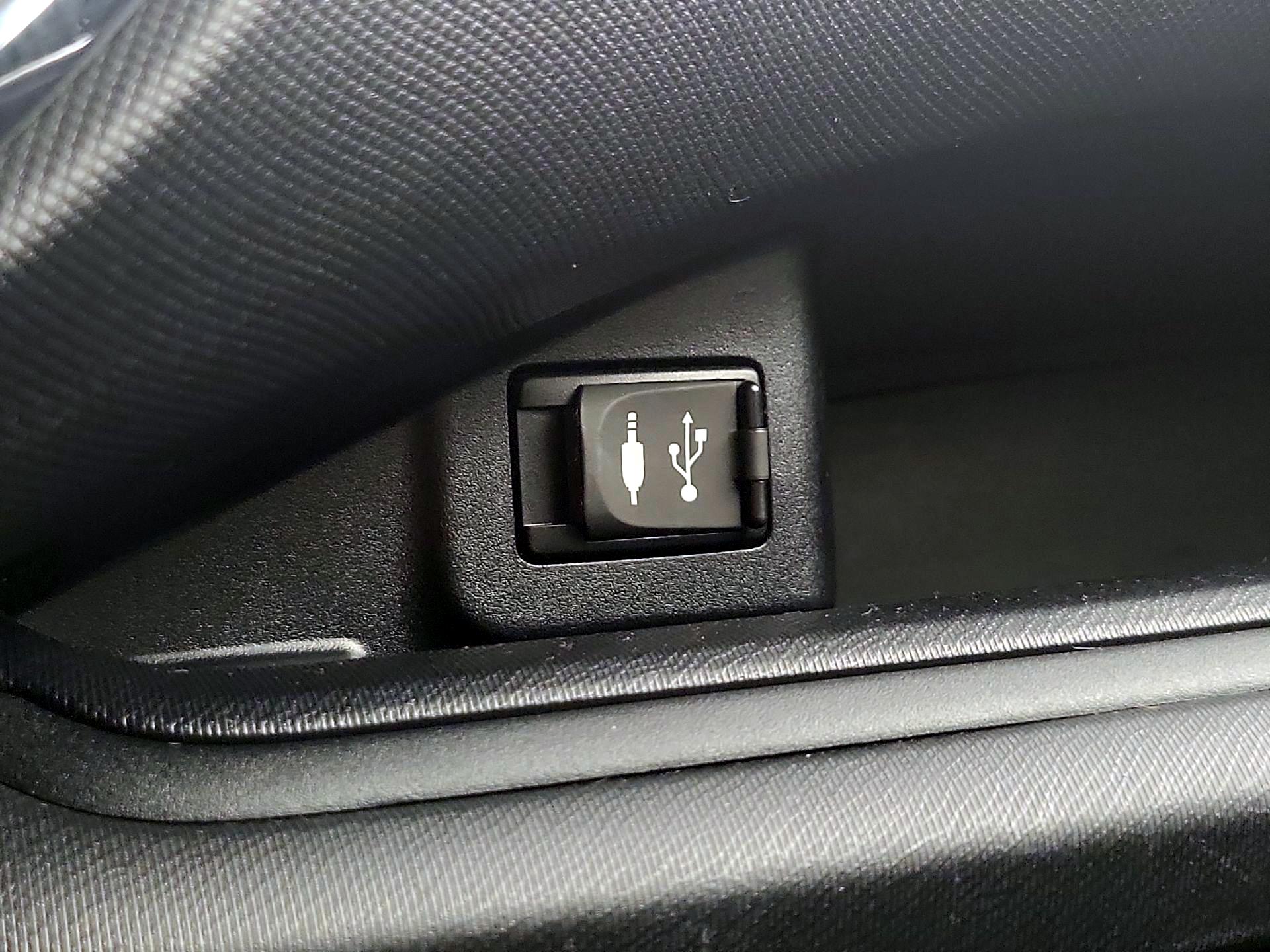 Thumbnail: 2018 Toyota Prius c - 18