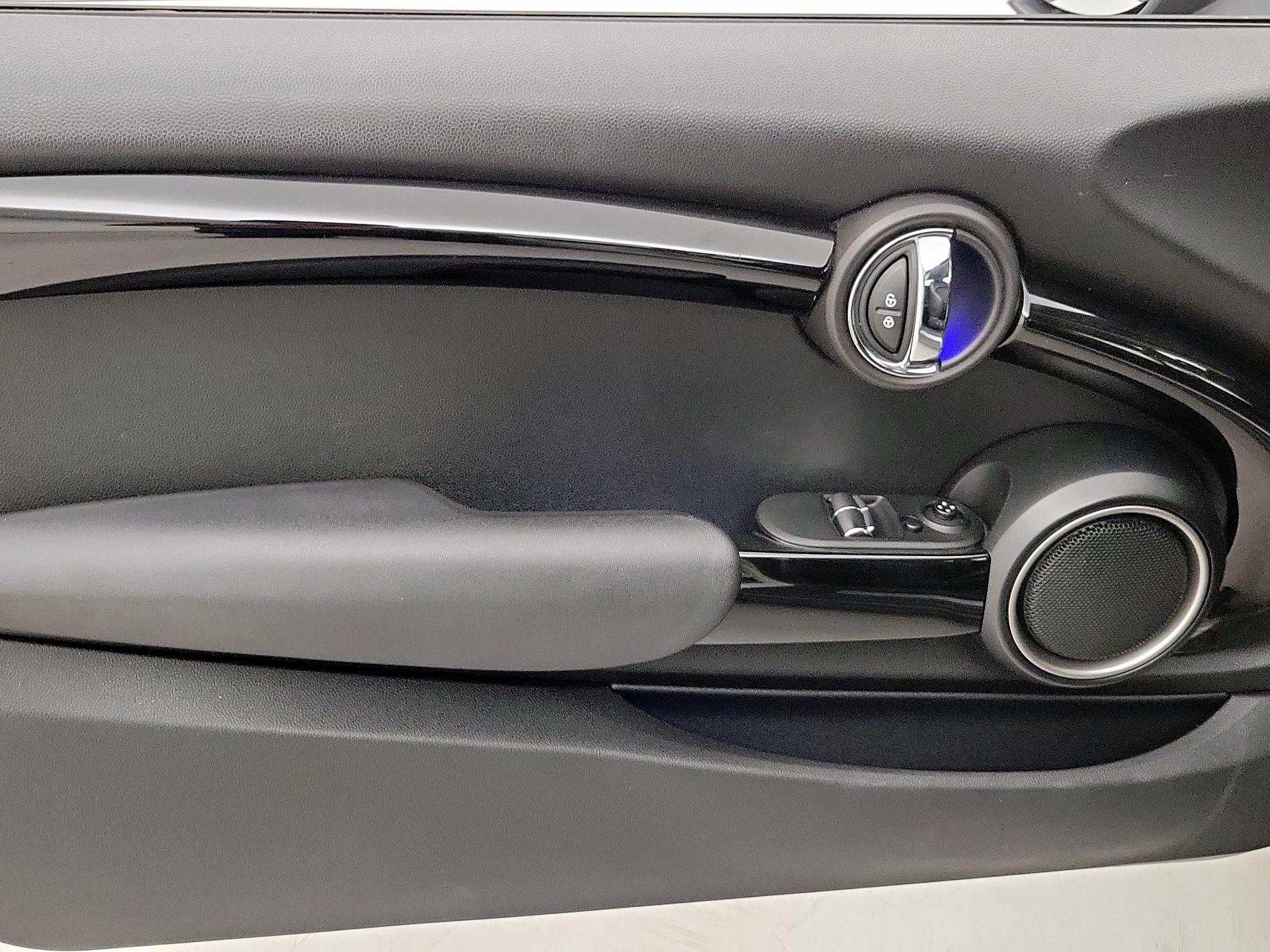 Thumbnail: 2015 MINI Cooper Hardtop - 12