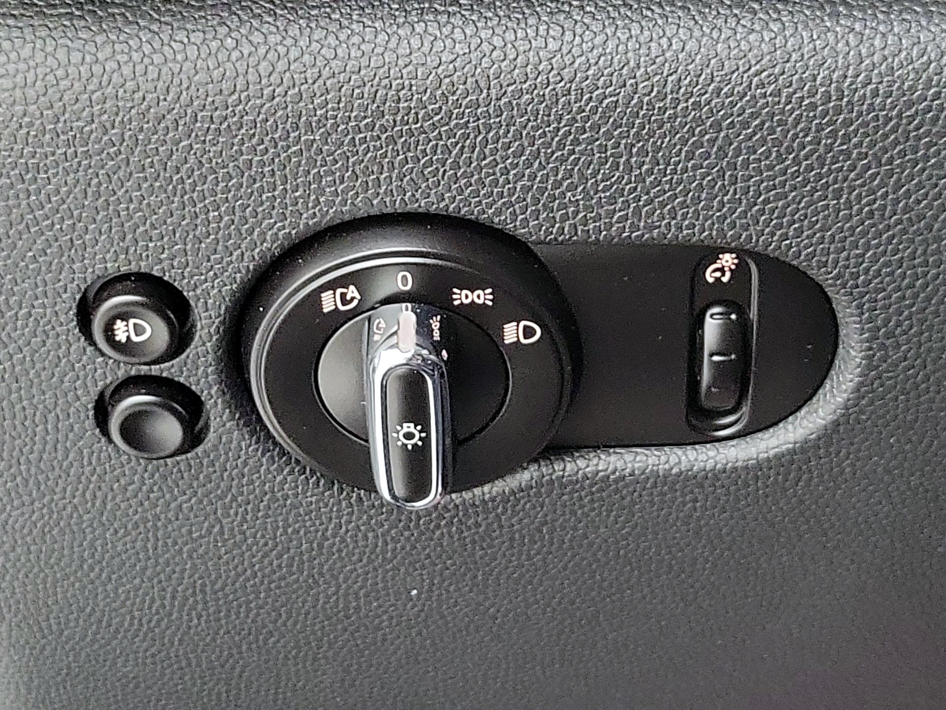 Thumbnail: 2015 MINI Cooper Hardtop - 13