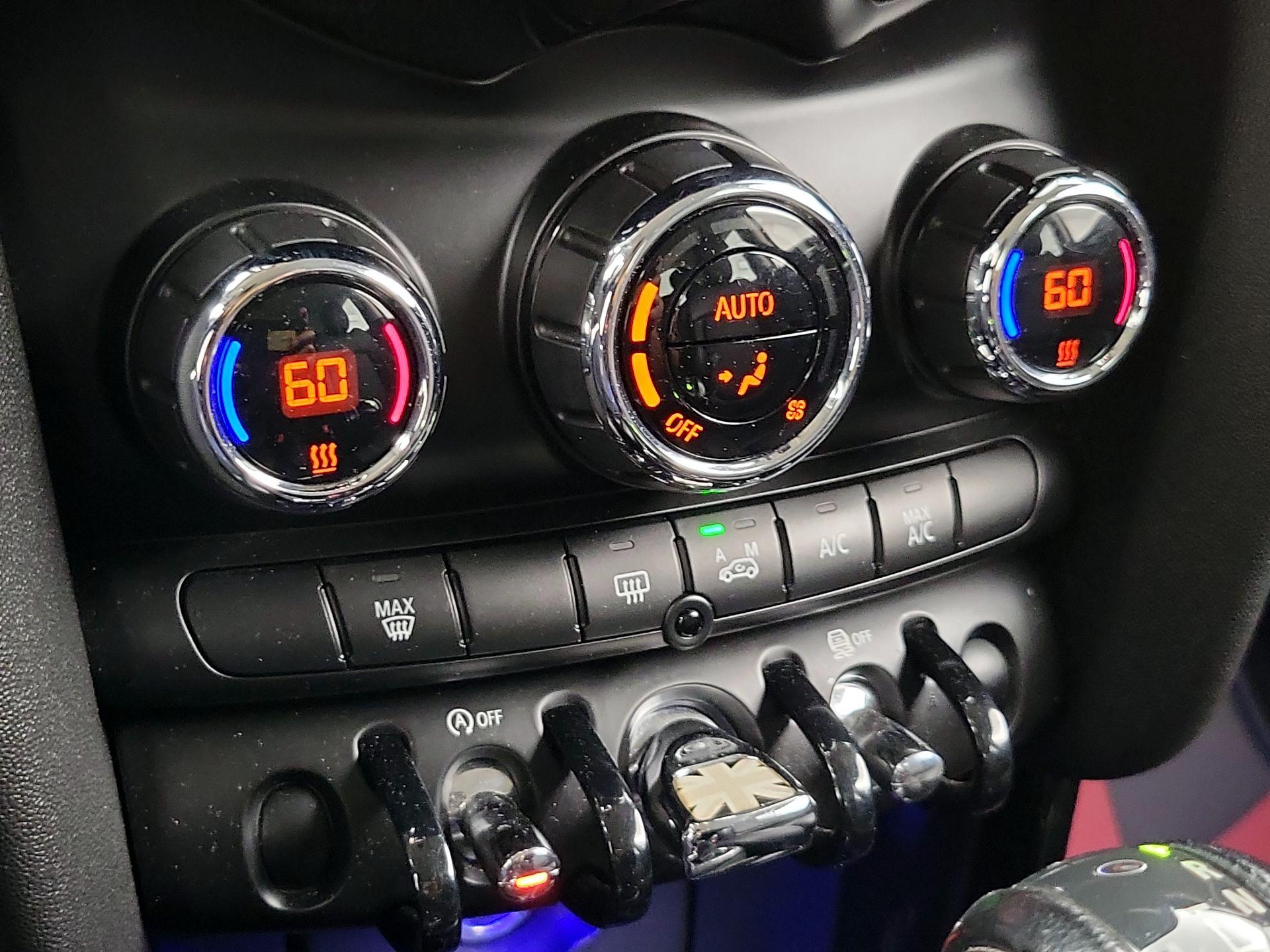 Thumbnail: 2015 MINI Cooper Hardtop - 15