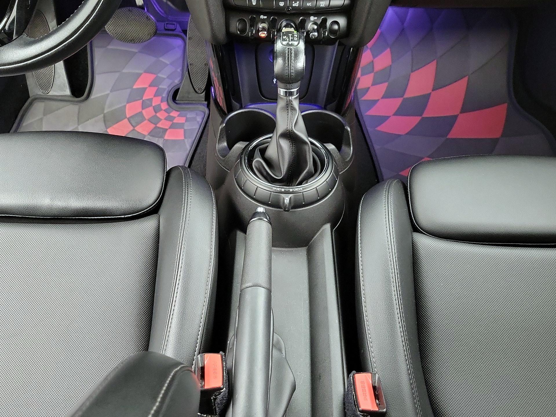 Thumbnail: 2015 MINI Cooper Hardtop - 16