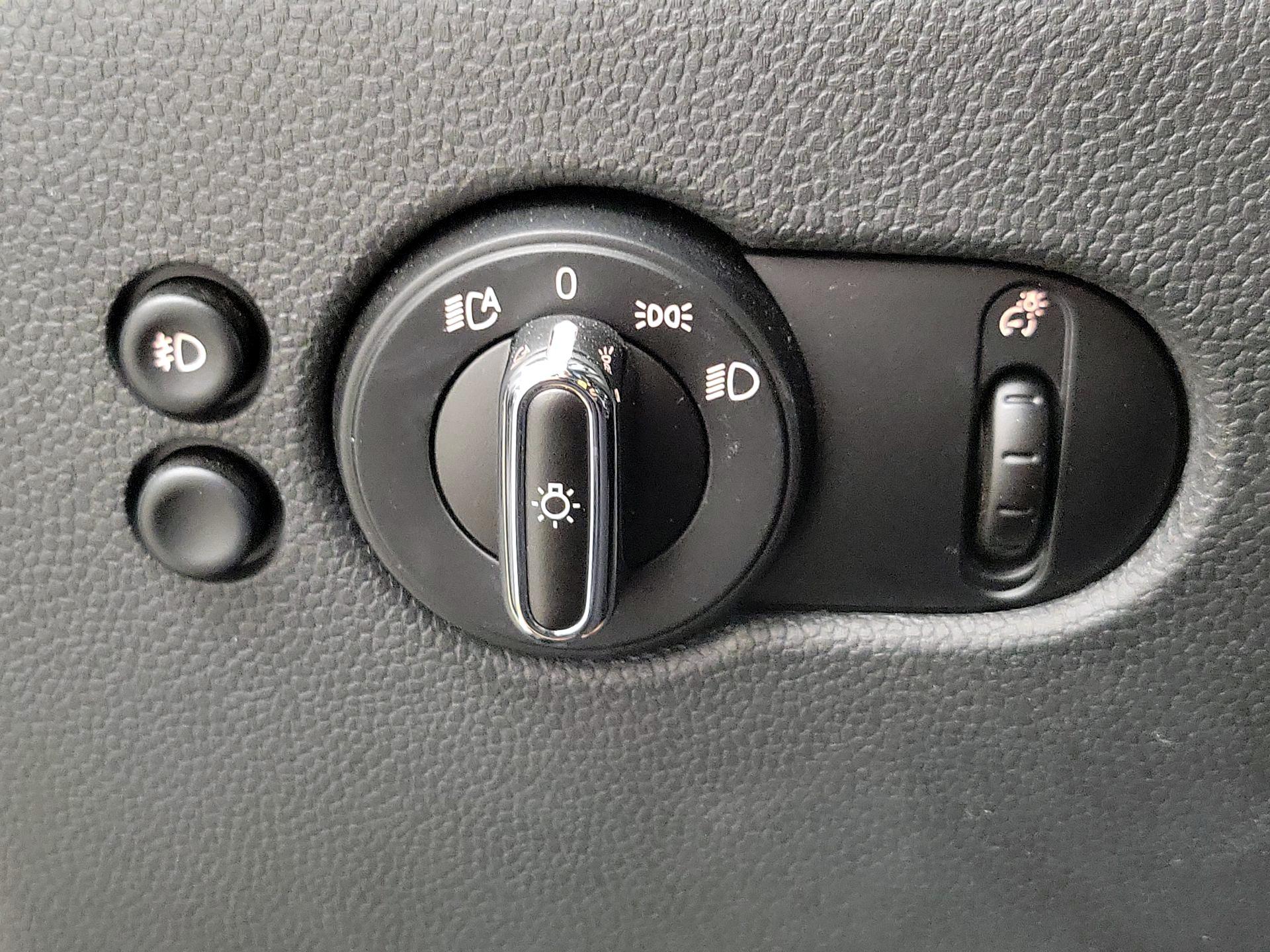 Thumbnail: 2015 MINI Cooper Hardtop - 13