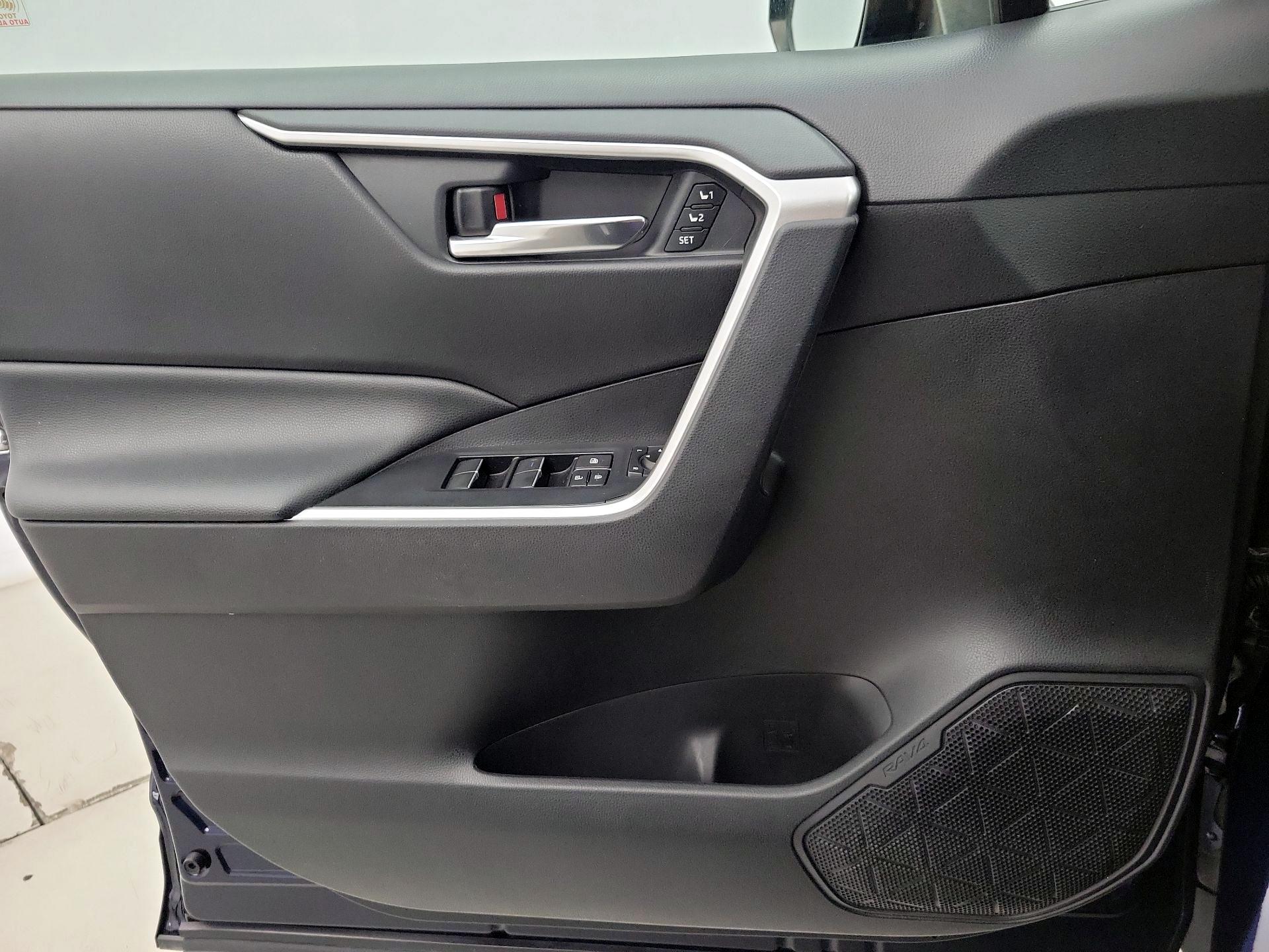 Thumbnail: 2019 Toyota RAV4 - 12