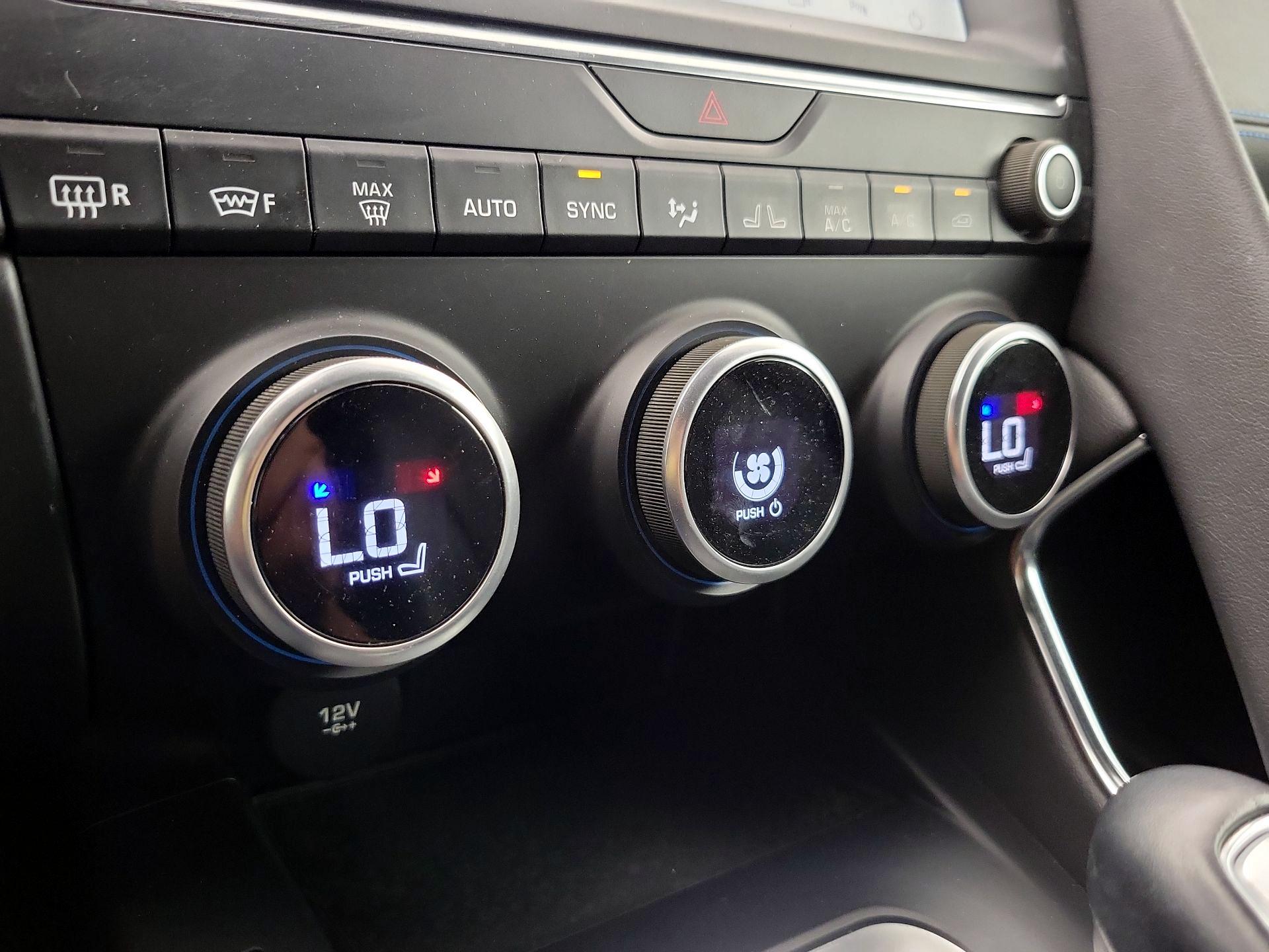 Thumbnail: 2019 Jaguar E-Pace - 17