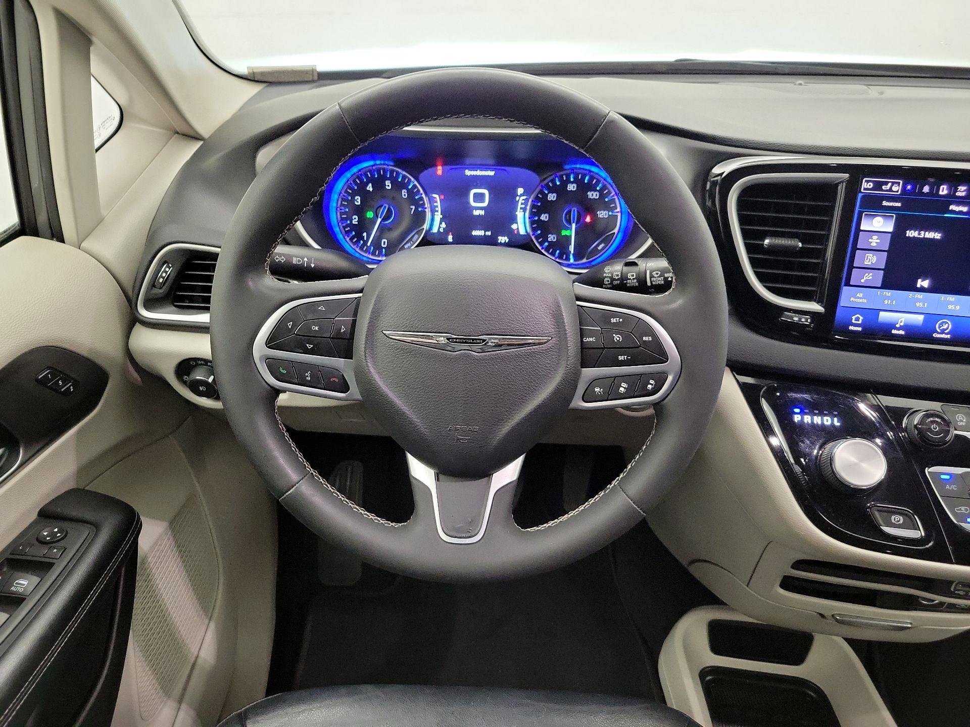 Thumbnail: 2022 Chrysler Pacifica - 10