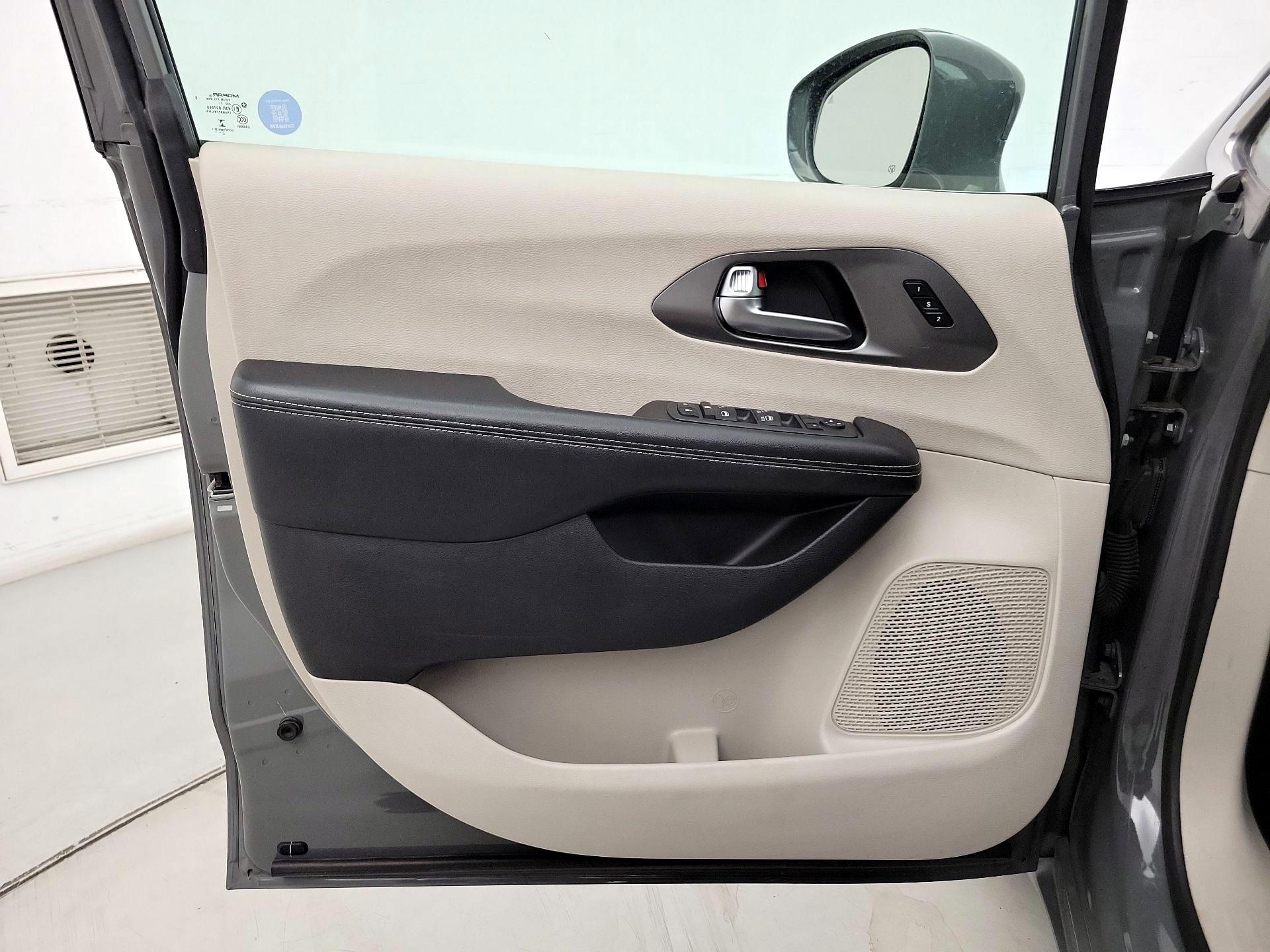 Thumbnail: 2022 Chrysler Pacifica - 12