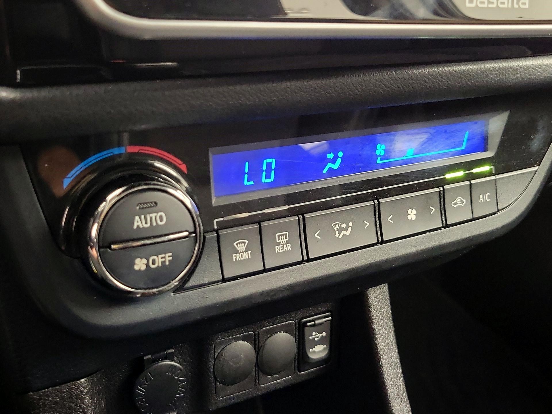 Thumbnail: 2015 Toyota Corolla - 16