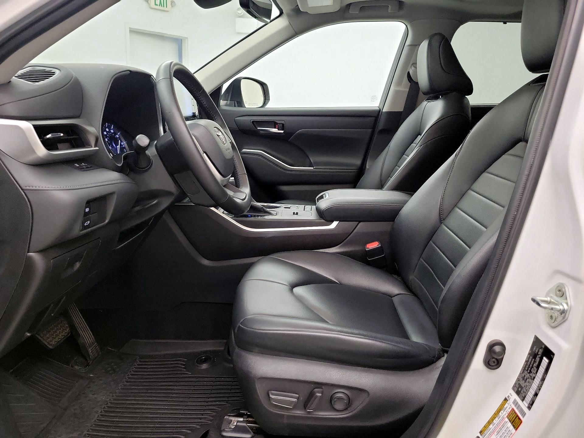 Thumbnail: 2022 Toyota Highlander - 11