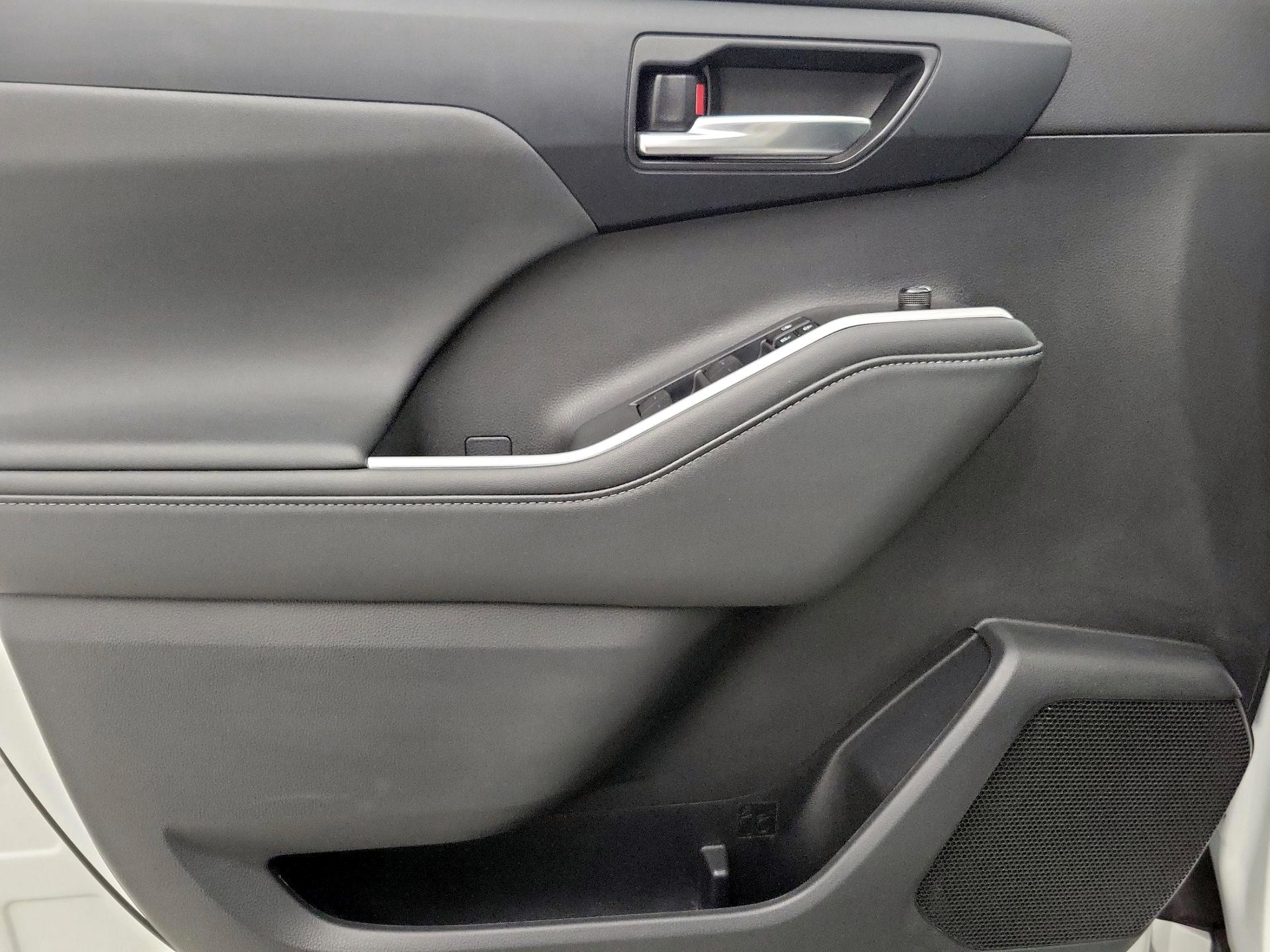 Thumbnail: 2022 Toyota Highlander - 12