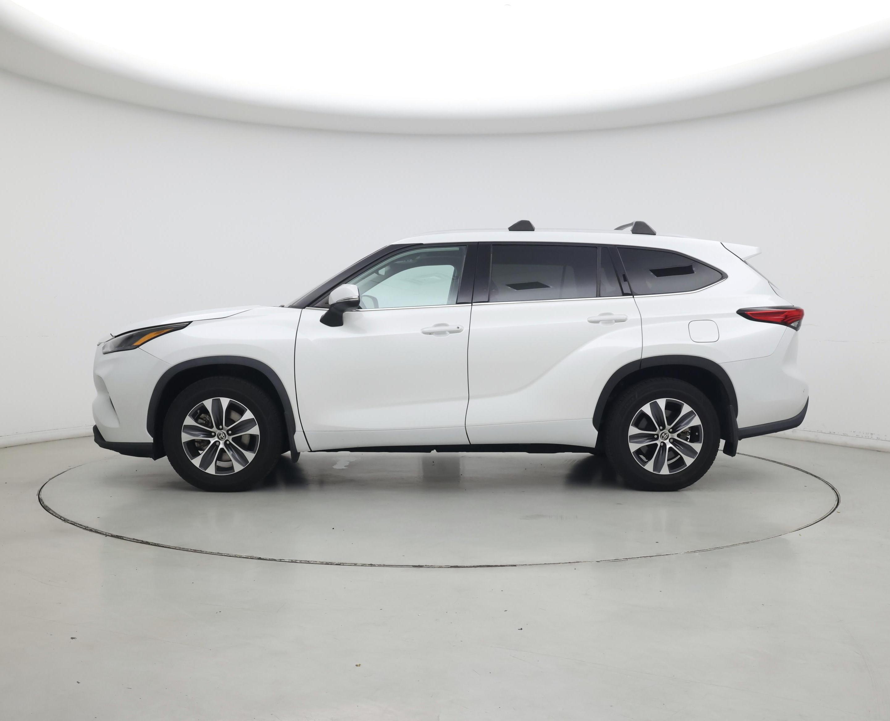Thumbnail: 2022 Toyota Highlander - 3
