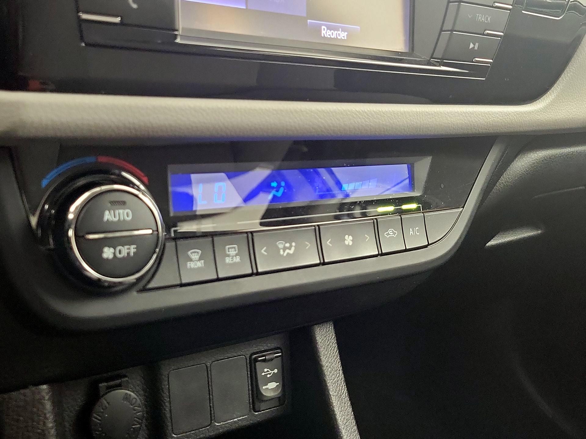 Thumbnail: 2014 Toyota Corolla - 16