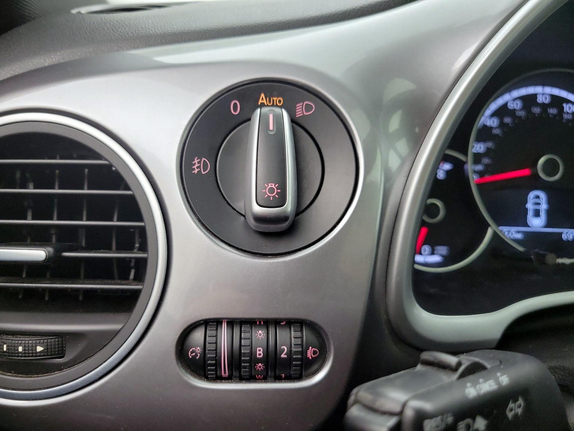 Thumbnail: 2014 Volkswagen Beetle - 13
