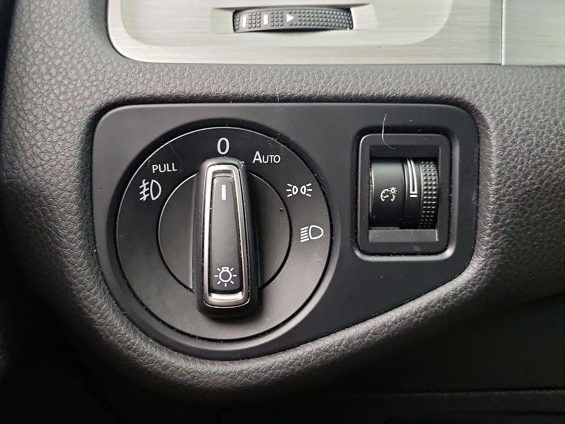 Thumbnail: 2016 Volkswagen Golf - 13