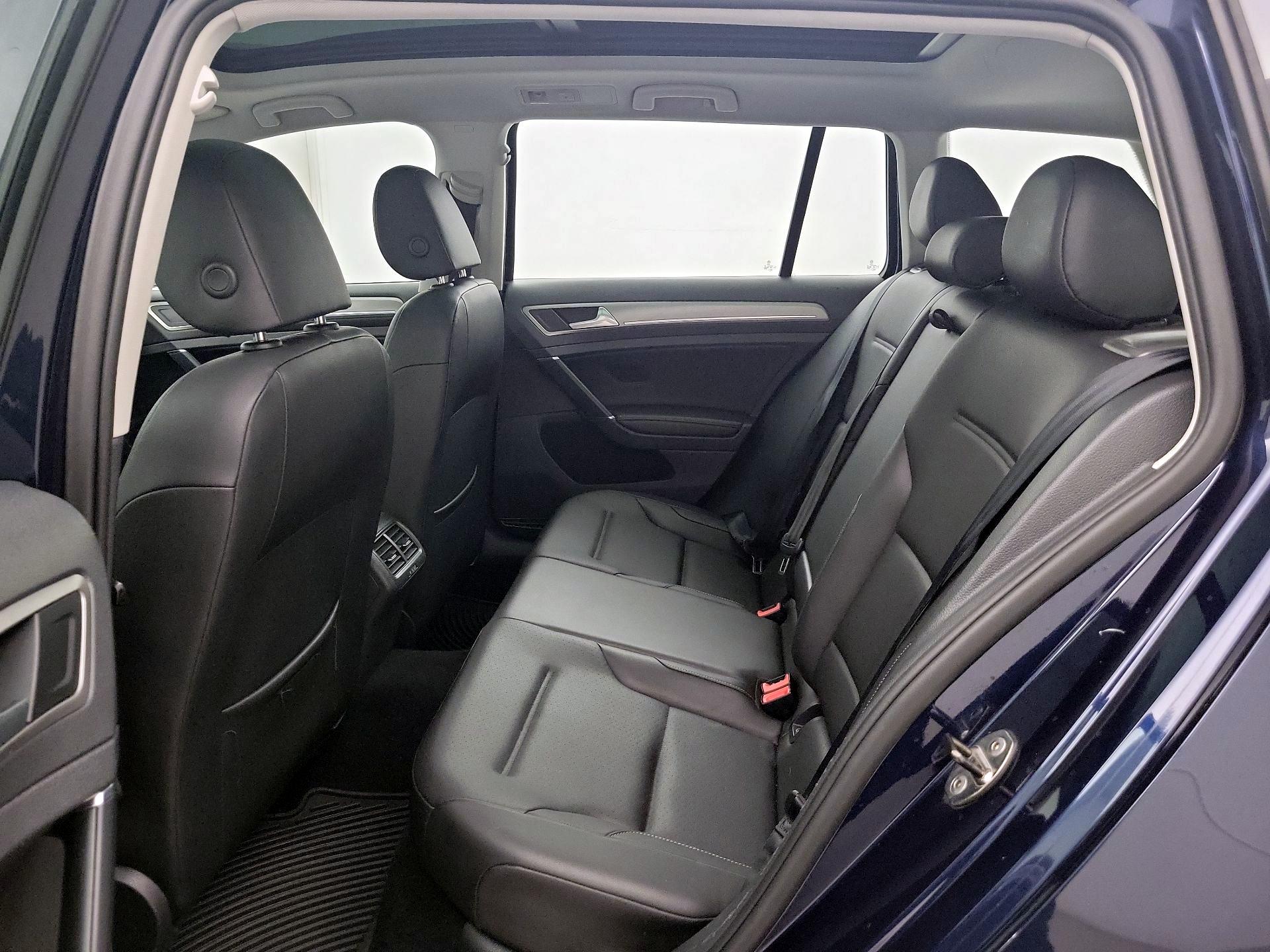 Thumbnail: 2016 Volkswagen Golf - 20