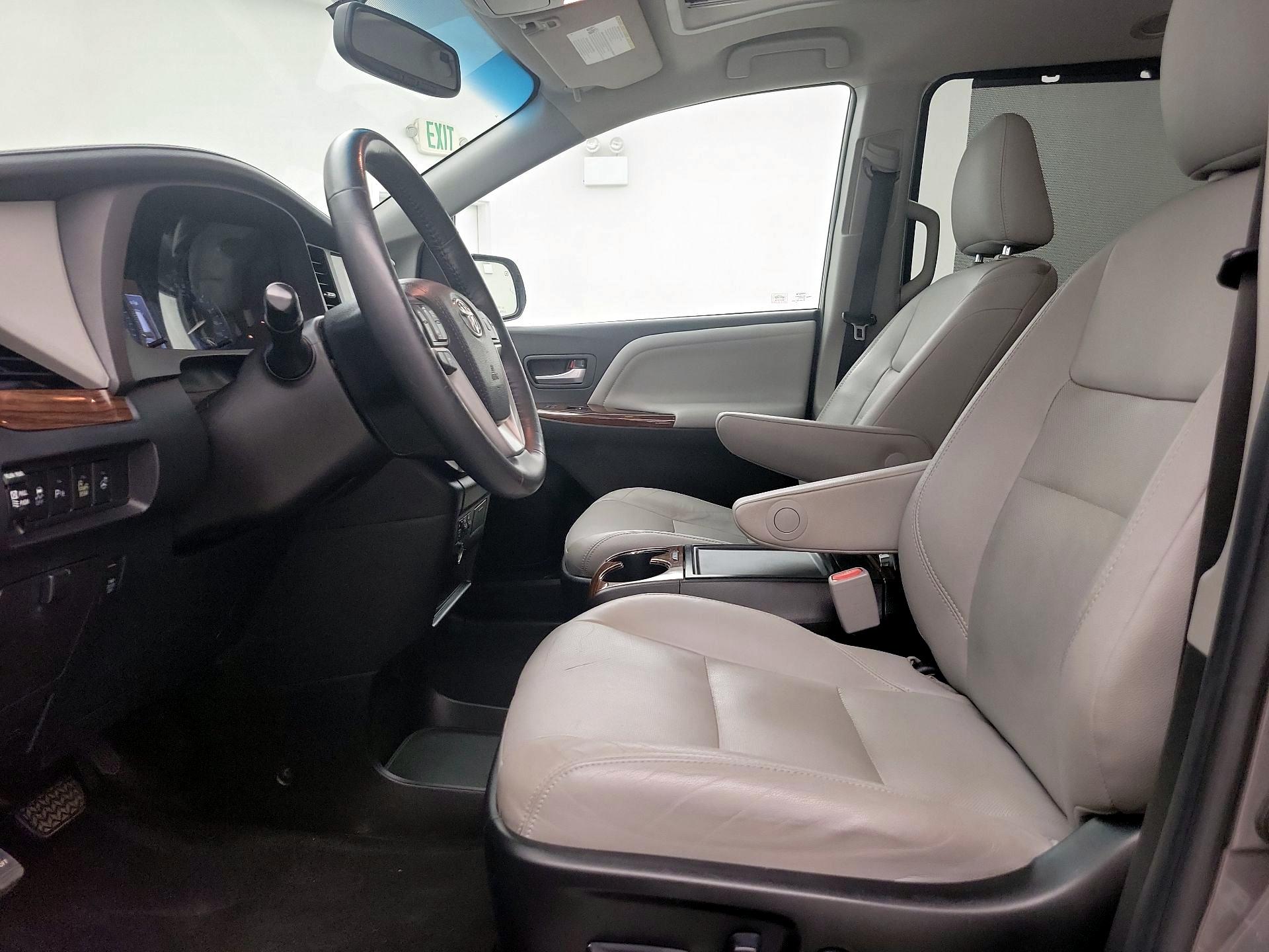 Thumbnail: 2015 Toyota Sienna - 11