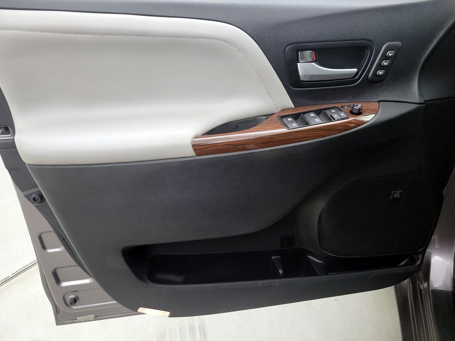 Thumbnail: 2015 Toyota Sienna - 12