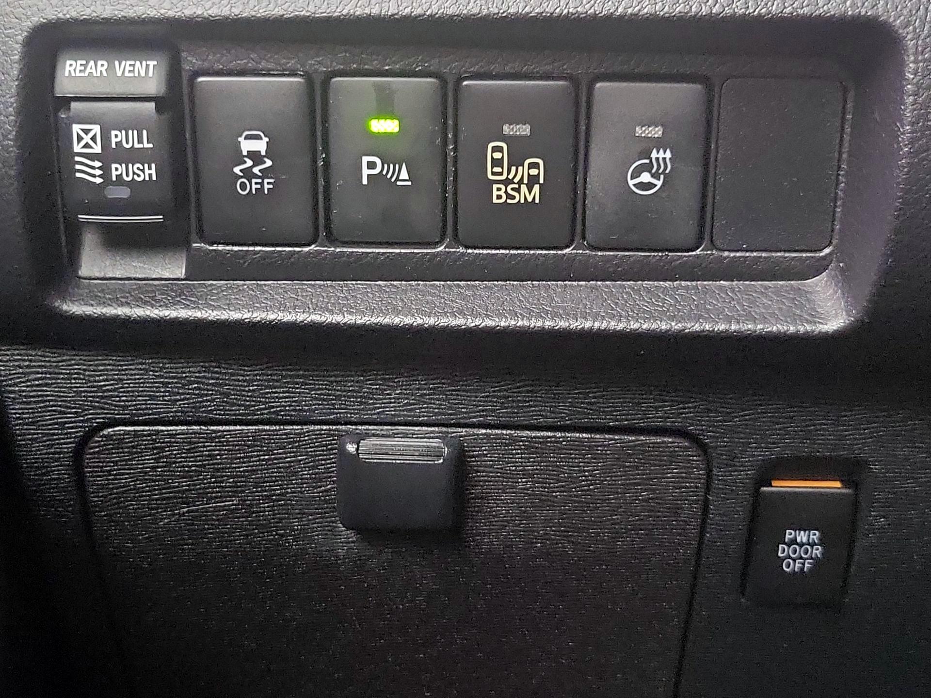 Thumbnail: 2015 Toyota Sienna - 13