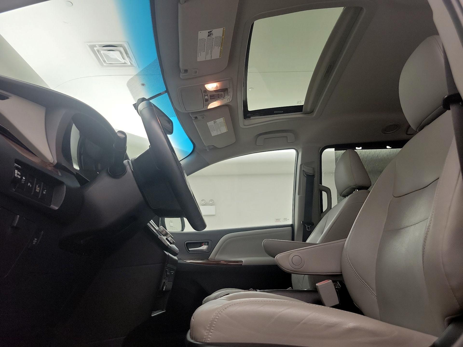 Thumbnail: 2015 Toyota Sienna - 19
