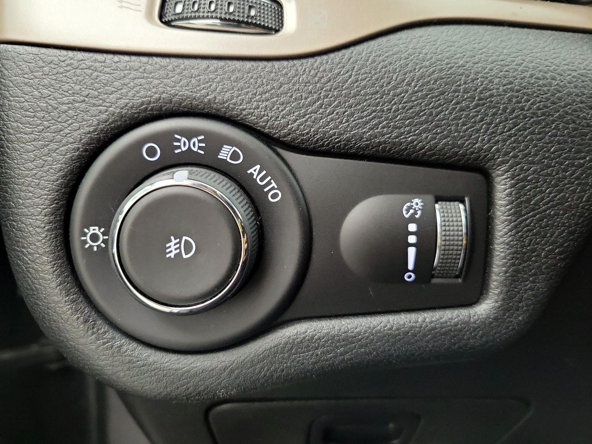 Thumbnail: 2018 Jeep Cherokee - 13