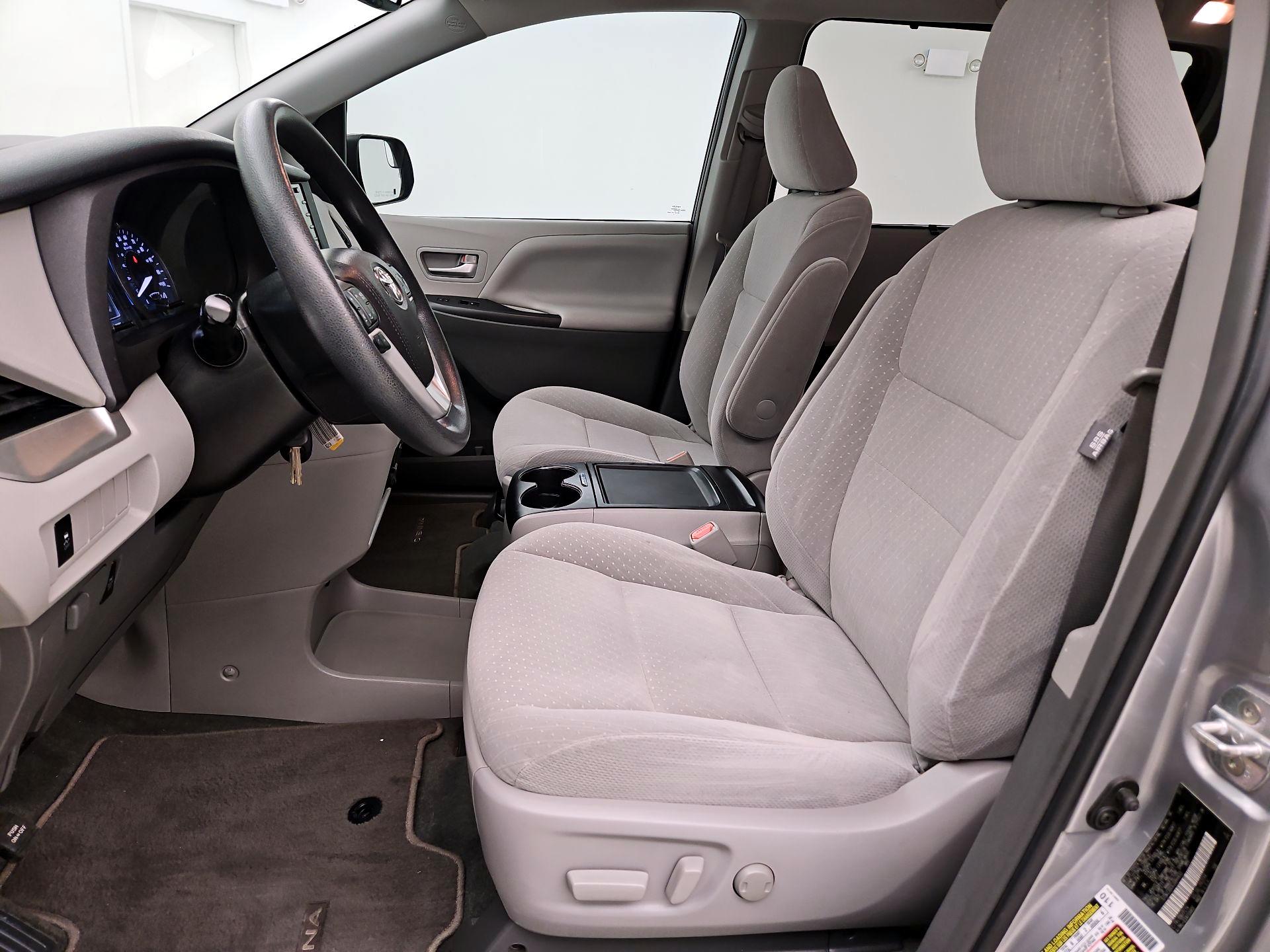 Thumbnail: 2018 Toyota Sienna - 11