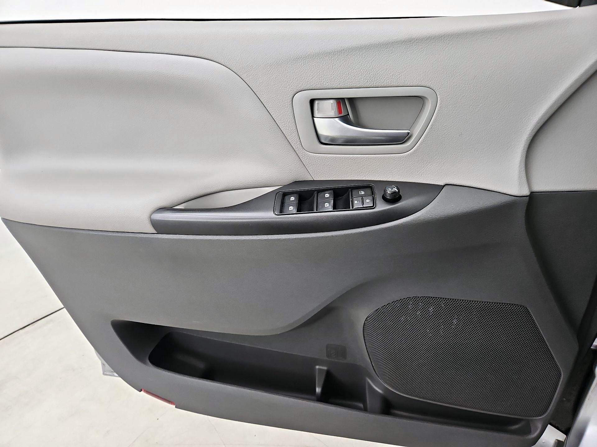 Thumbnail: 2018 Toyota Sienna - 12