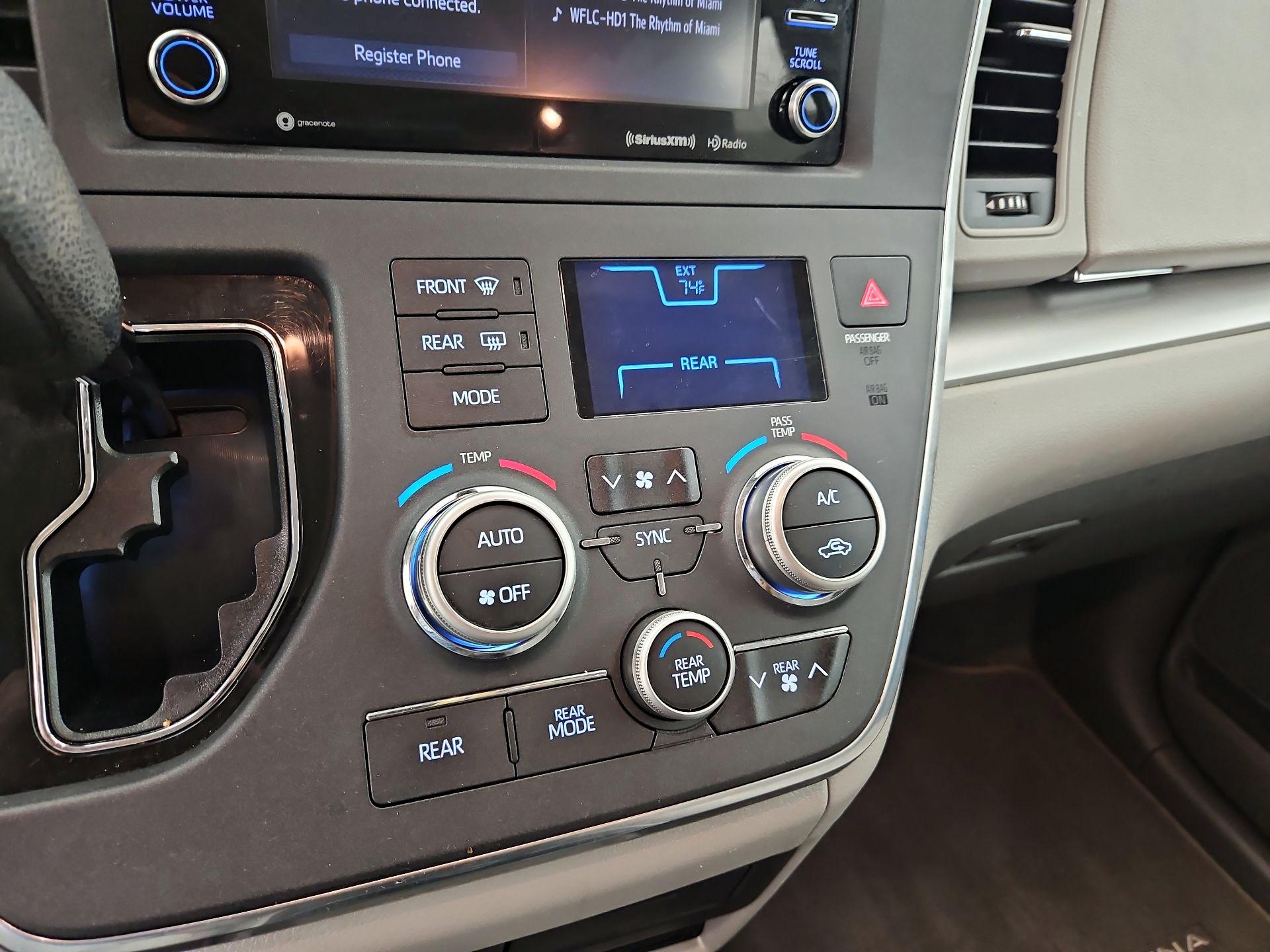 Thumbnail: 2018 Toyota Sienna - 16