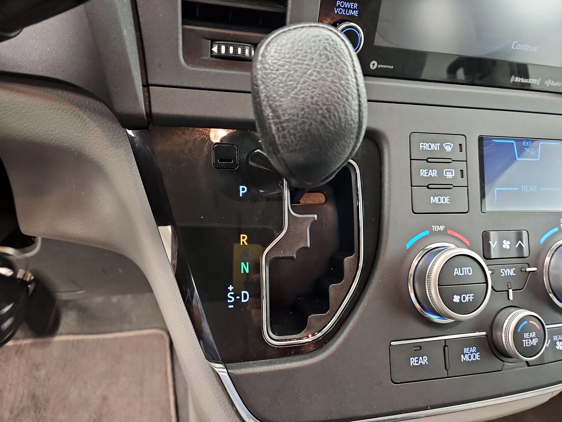 Thumbnail: 2018 Toyota Sienna - 17