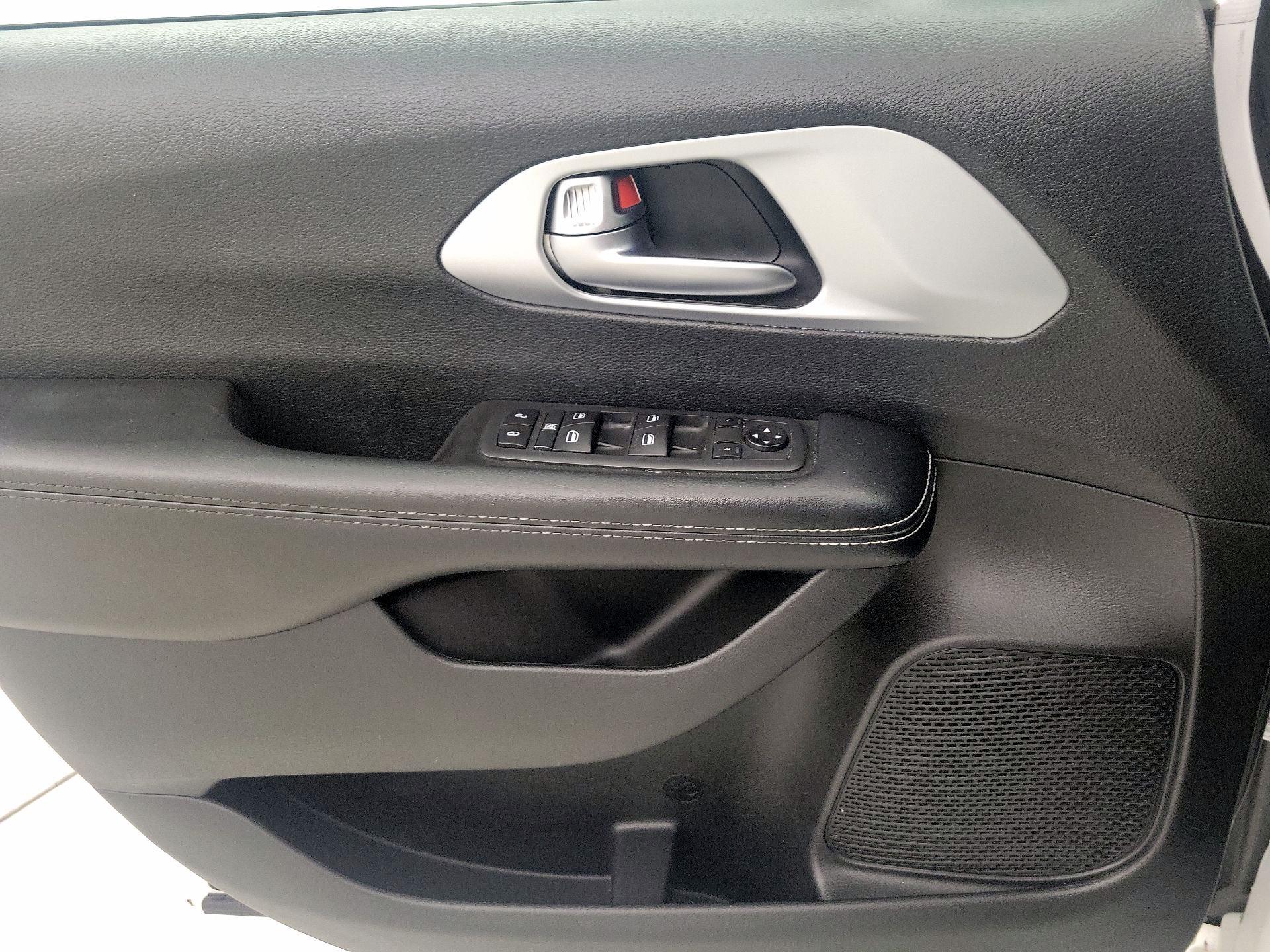 Thumbnail: 2020 Chrysler Pacifica - 12