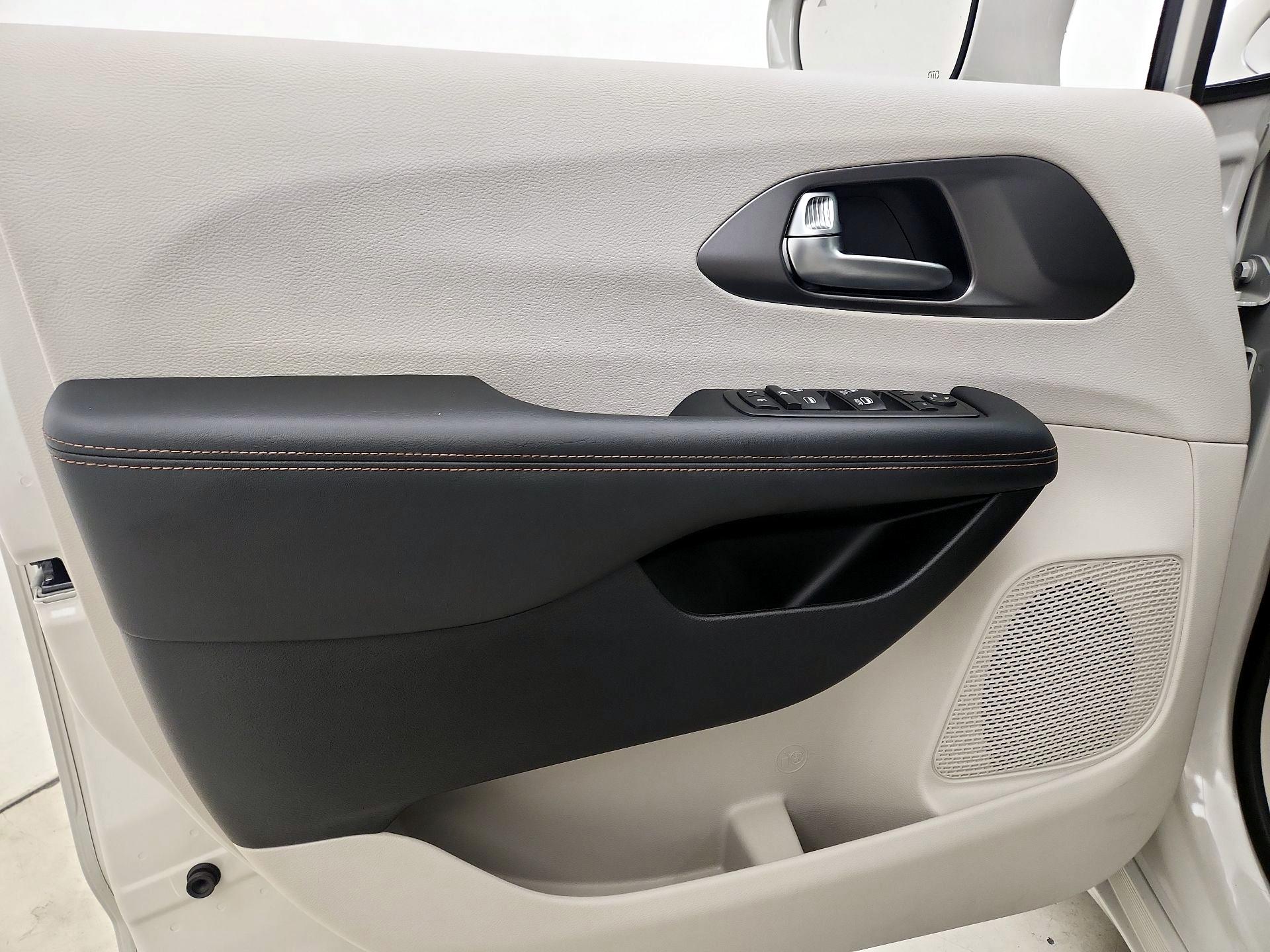 Thumbnail: 2020 Chrysler Pacifica - 12