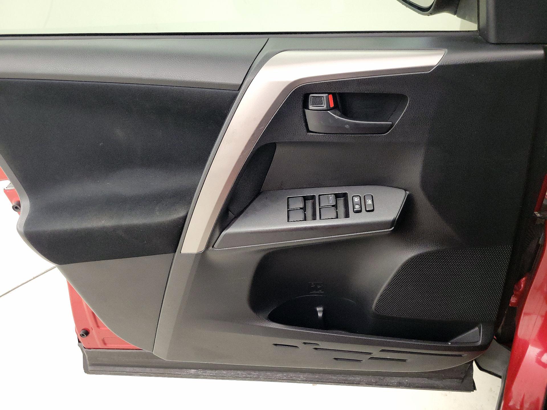 Thumbnail: 2016 Toyota RAV4 - 12