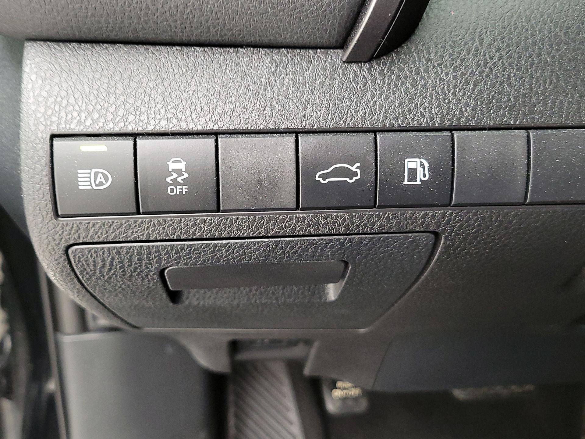 Thumbnail: 2018 Toyota Camry - 11