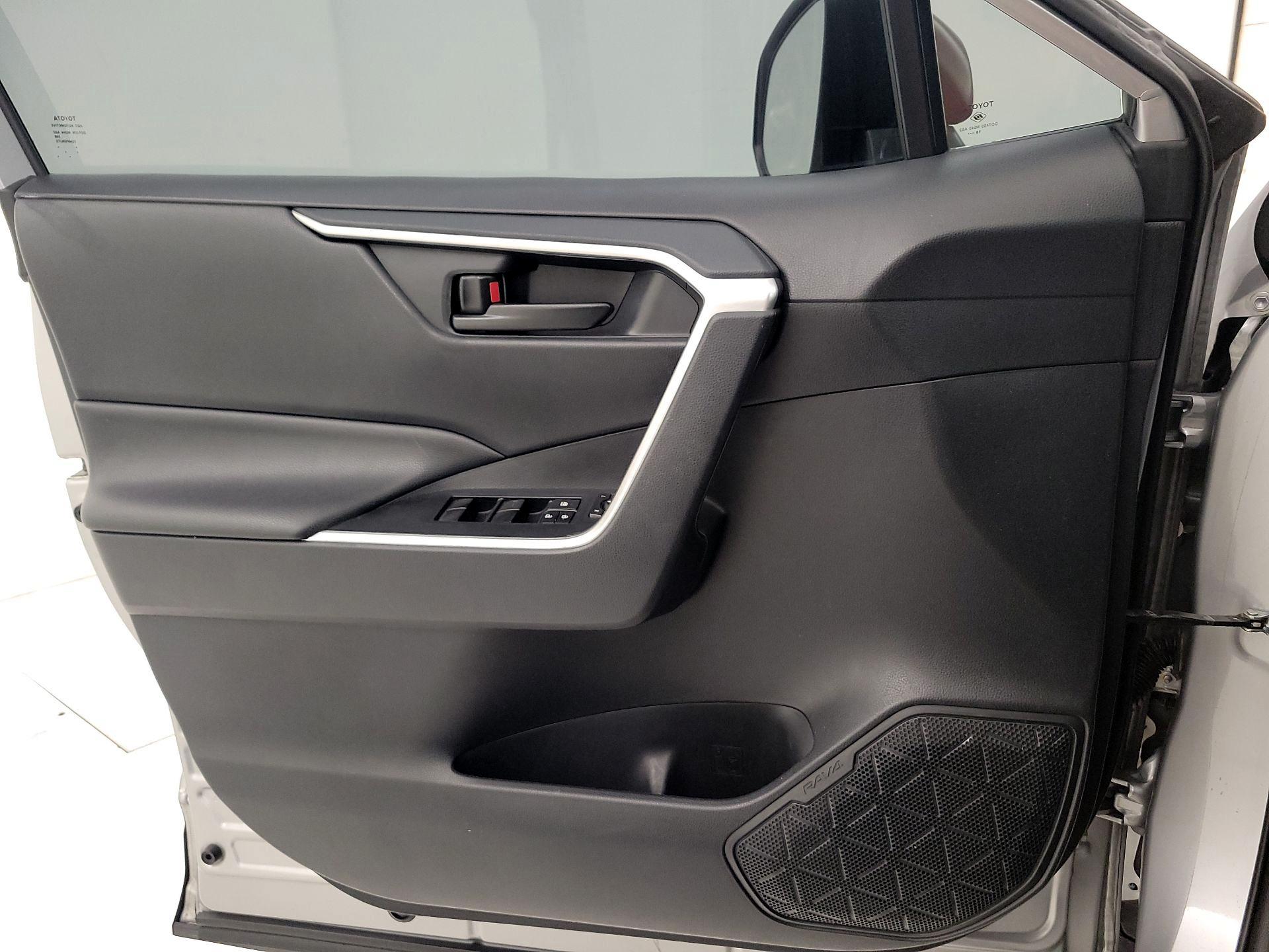 Thumbnail: 2019 Toyota RAV4 - 10