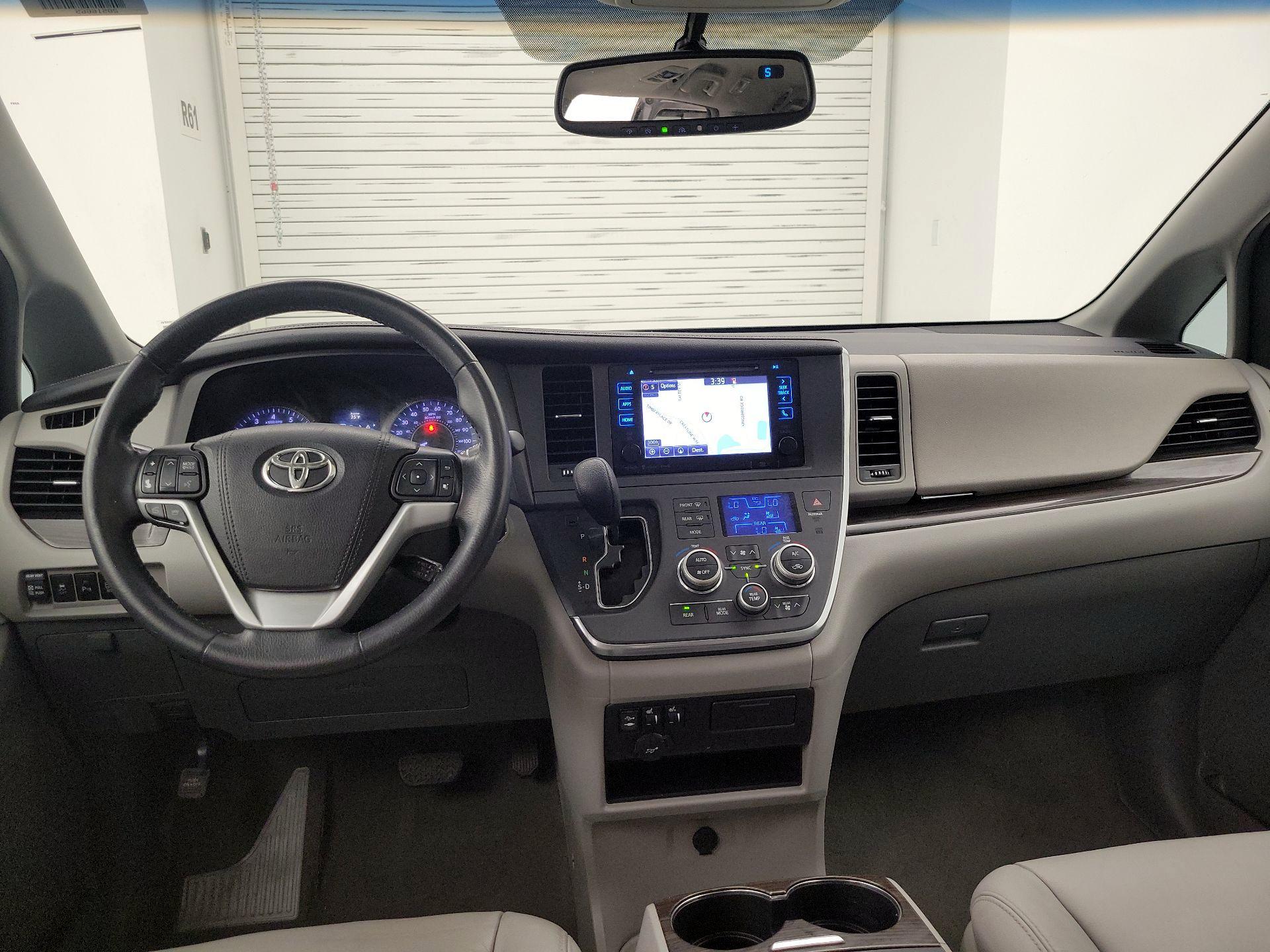 Thumbnail: 2016 Toyota Sienna - 9