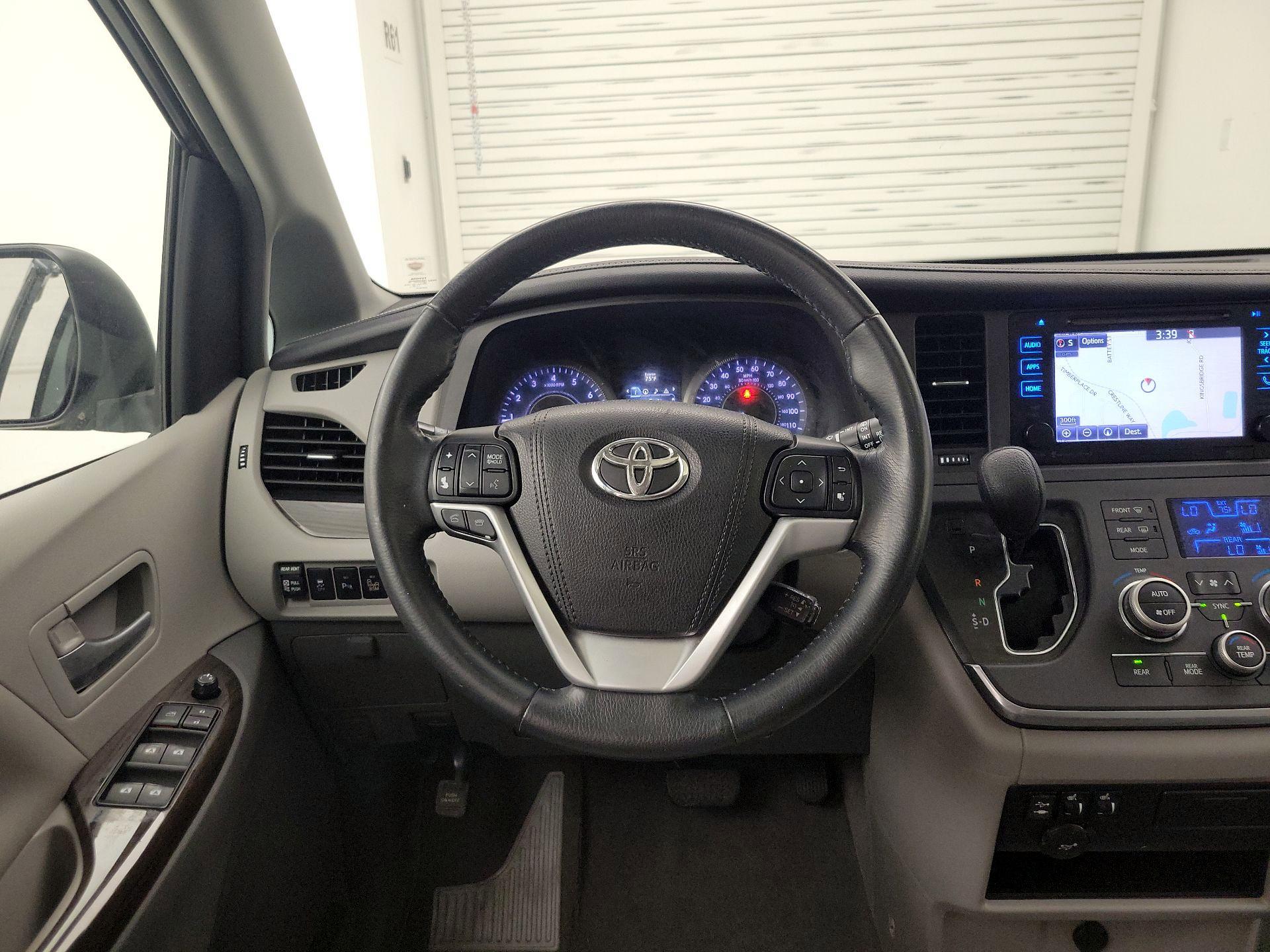 Thumbnail: 2016 Toyota Sienna - 10