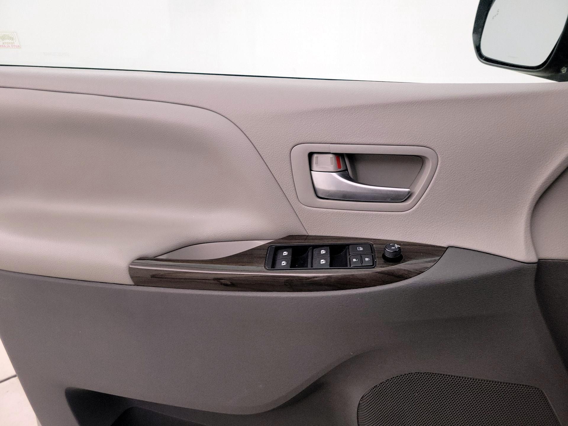 Thumbnail: 2016 Toyota Sienna - 12